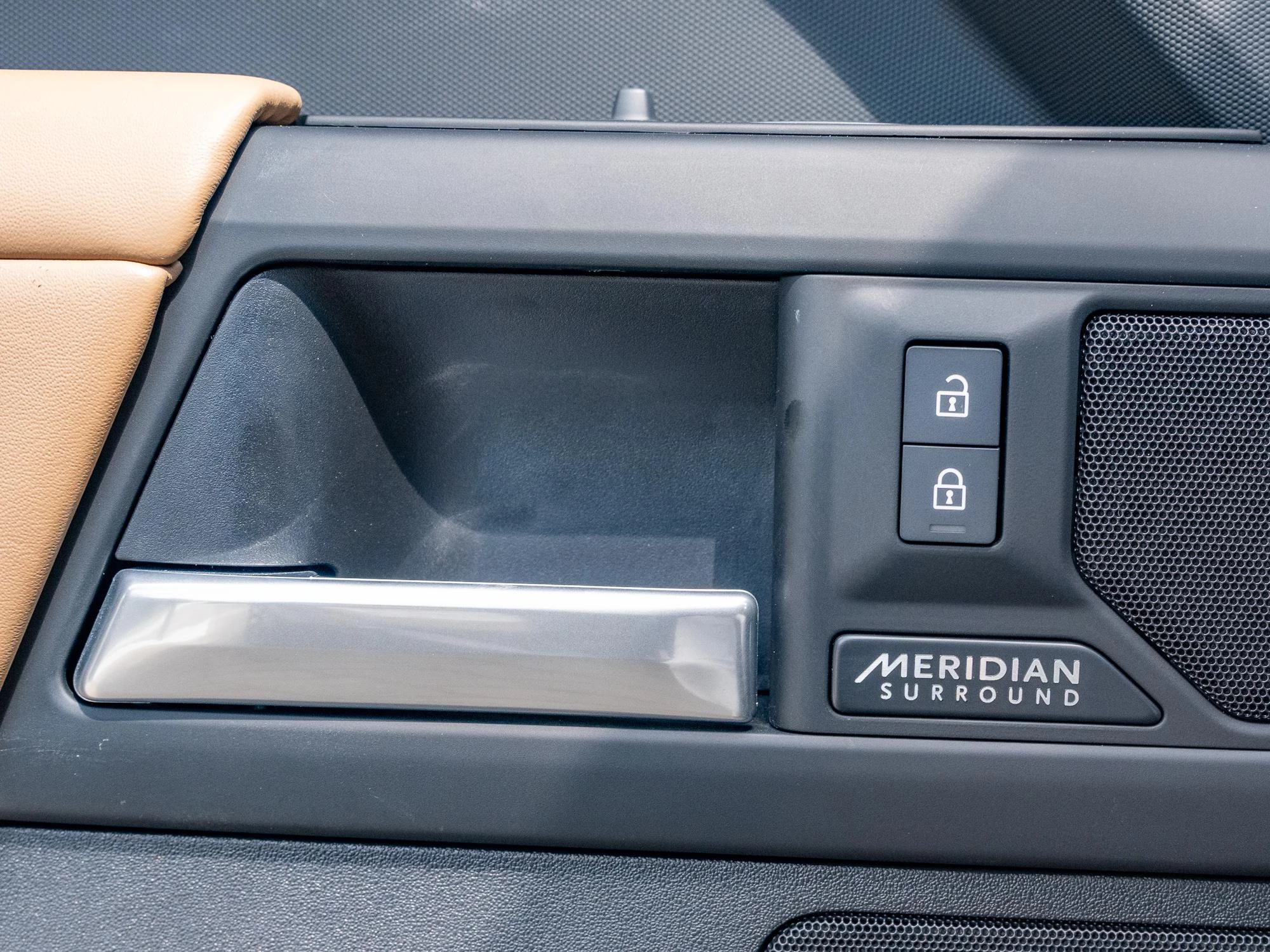 Land Rover Defender 110 D300 X-Dynamic HSE