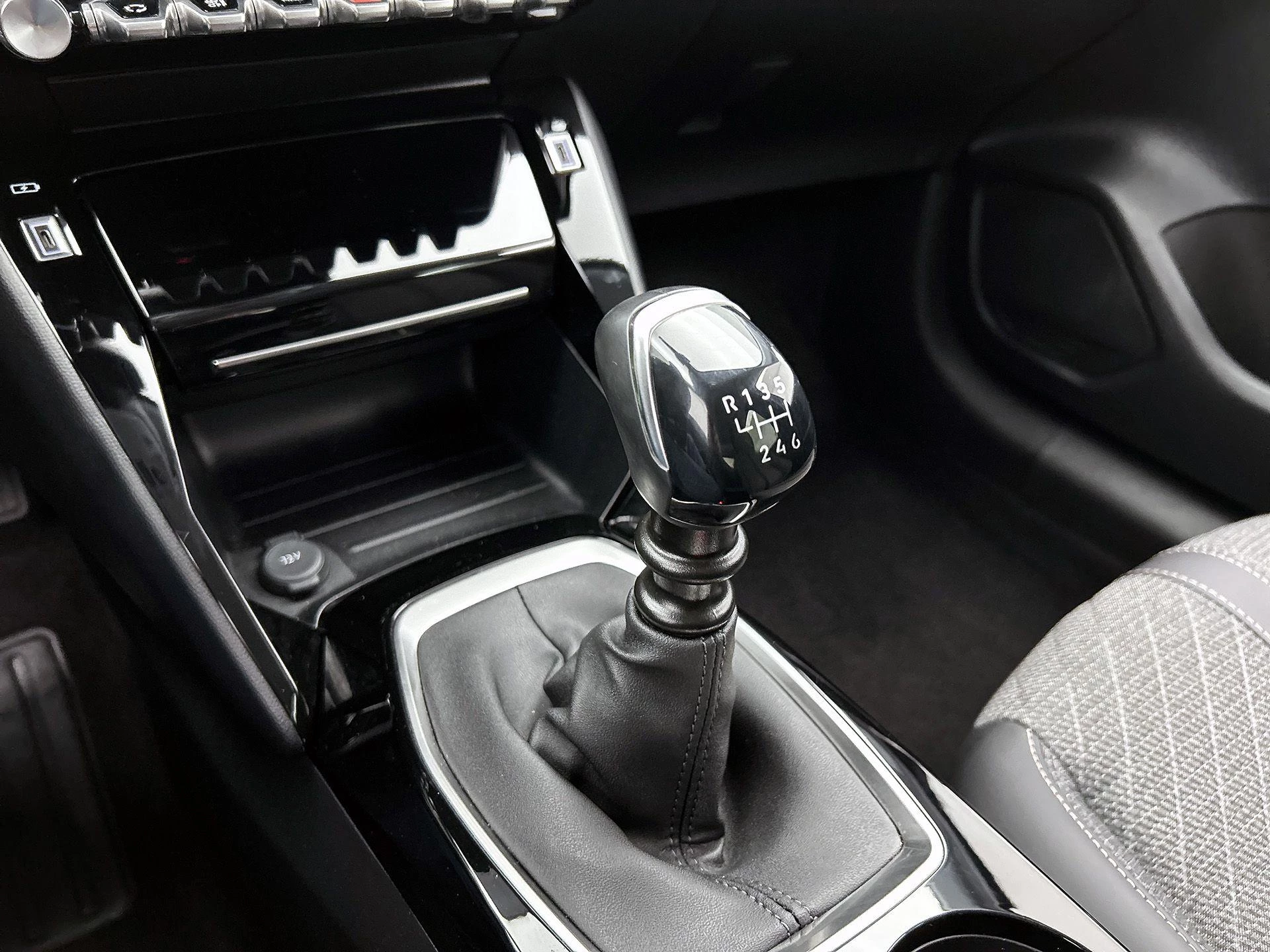 Peugeot-208-image-28
