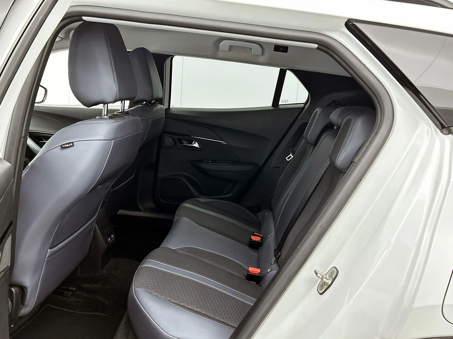Peugeot-e-2008-image-26