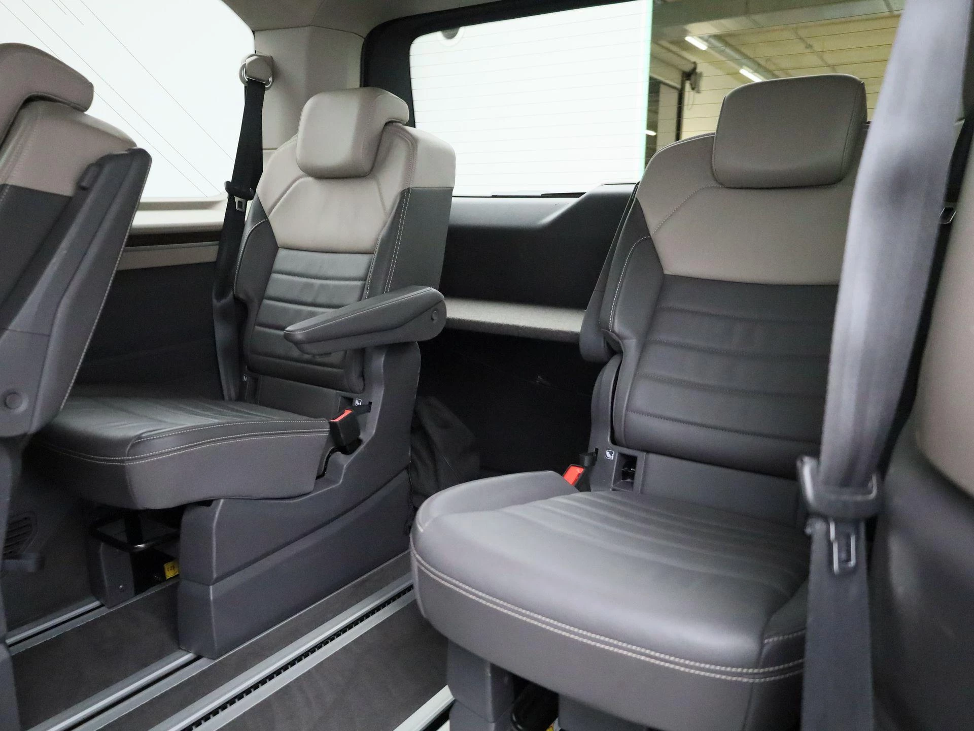 Volkswagen-Multivan-image-12