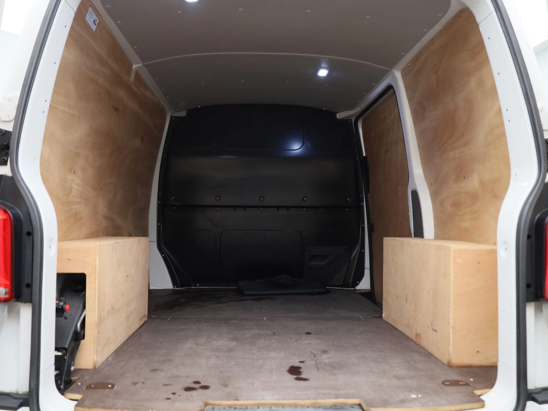 Volkswagen-Transporter-image-17