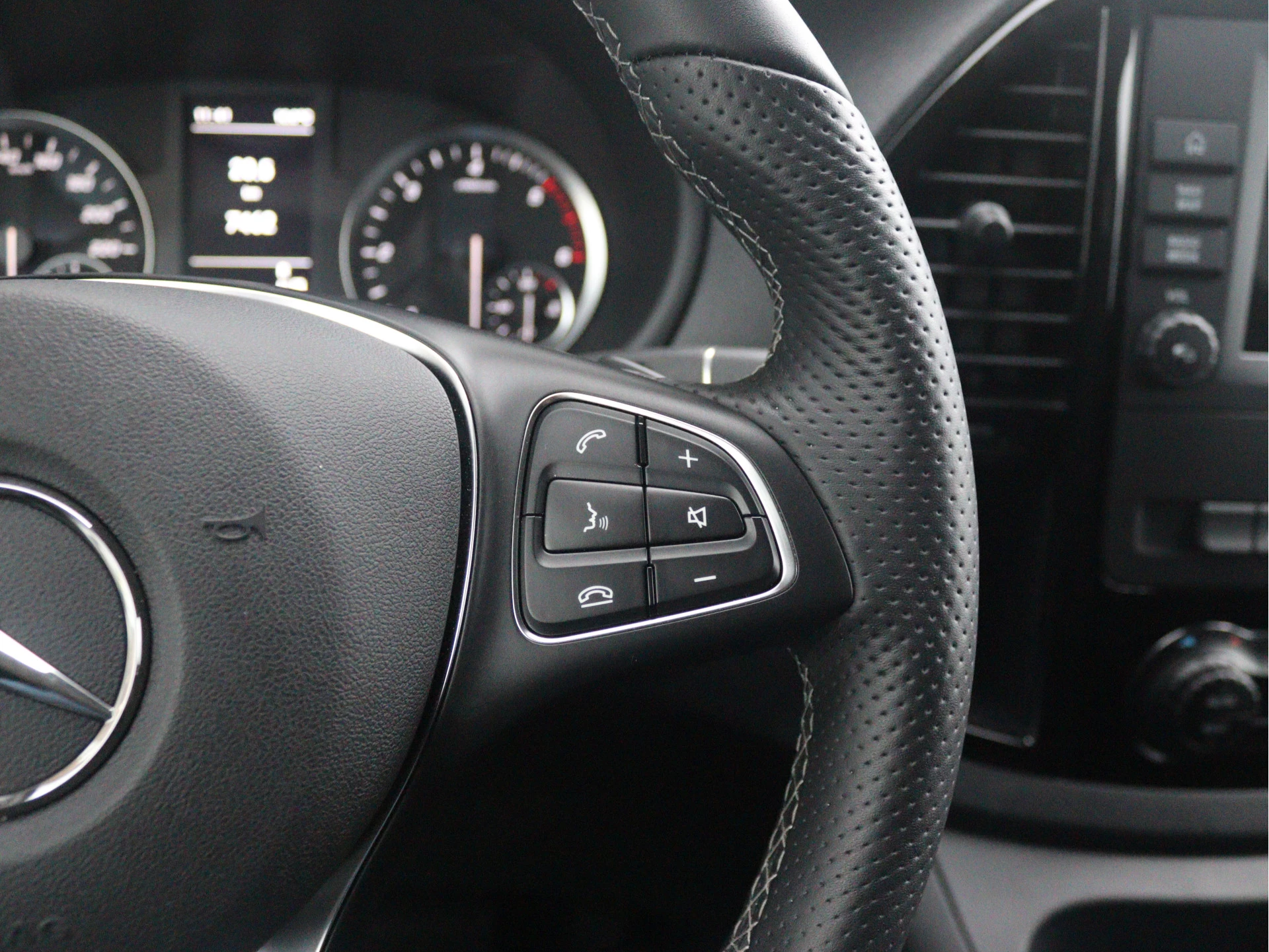 Mercedes-Benz-Vito-image-8