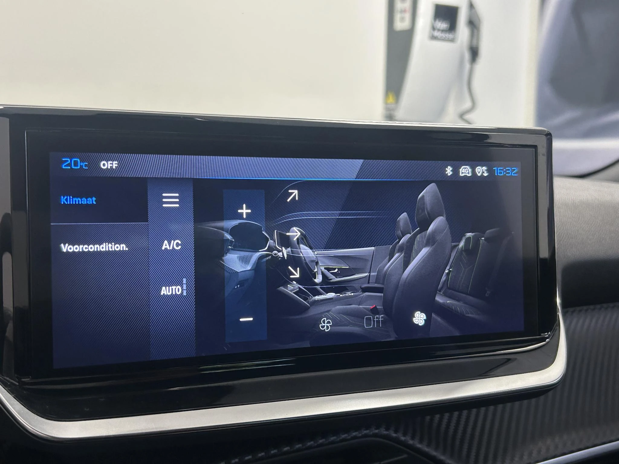 Peugeot-e-2008-image-10