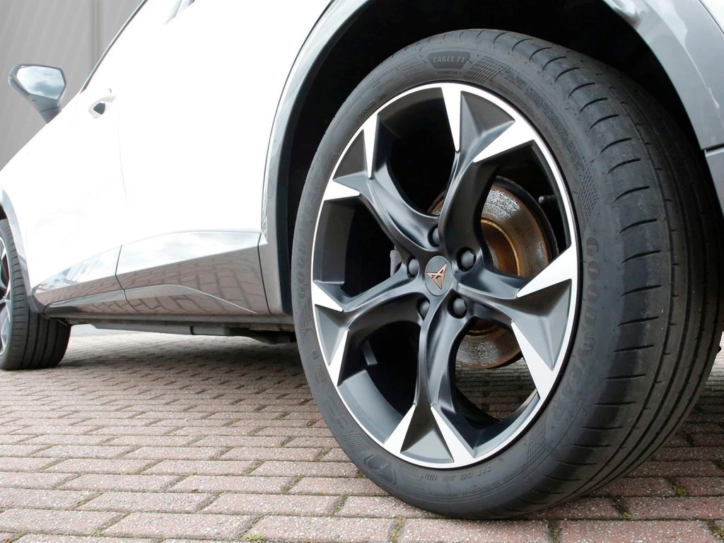 CUPRA Formentor 1.4 e-HYBRID 19" Pano Navi+VC ACC LED RFK+PDC SHZ