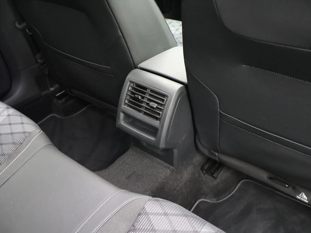 Volkswagen-Golf-image-14