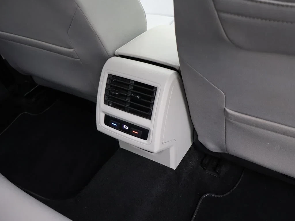 Volkswagen-Golf-image-12