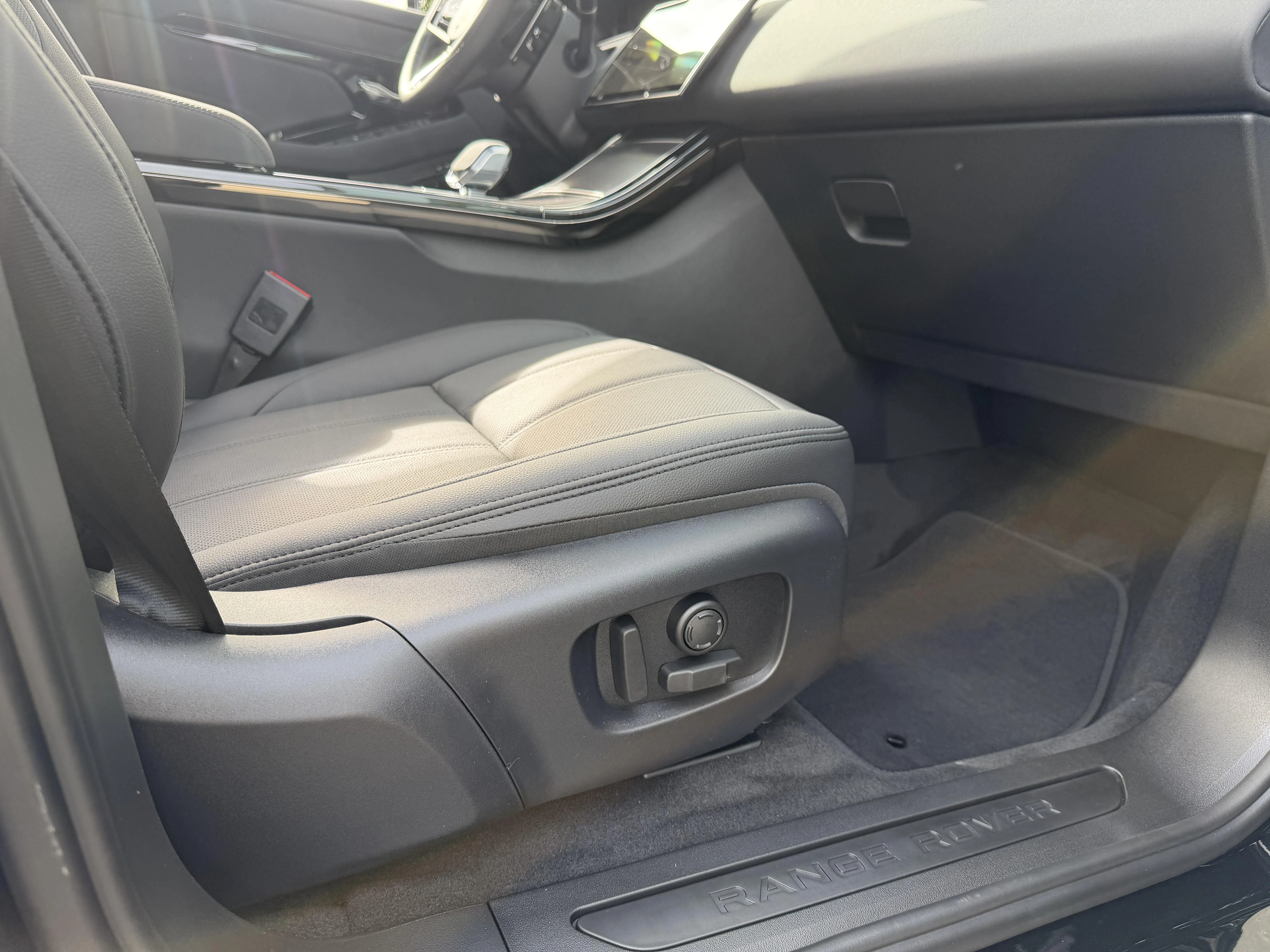 Land Rover-Range Rover Evoque-image-19