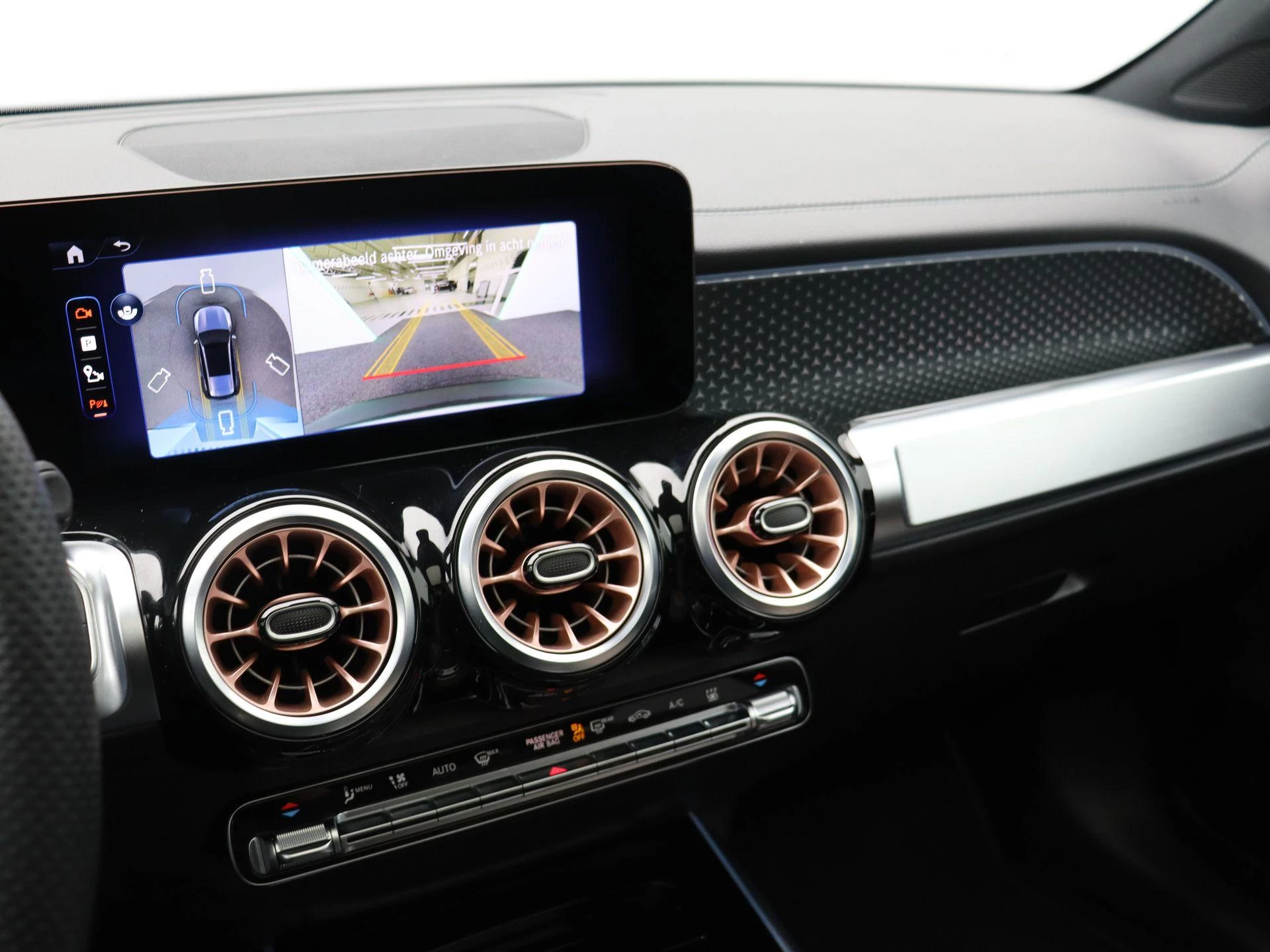 Mercedes-Benz-EQB-image-11