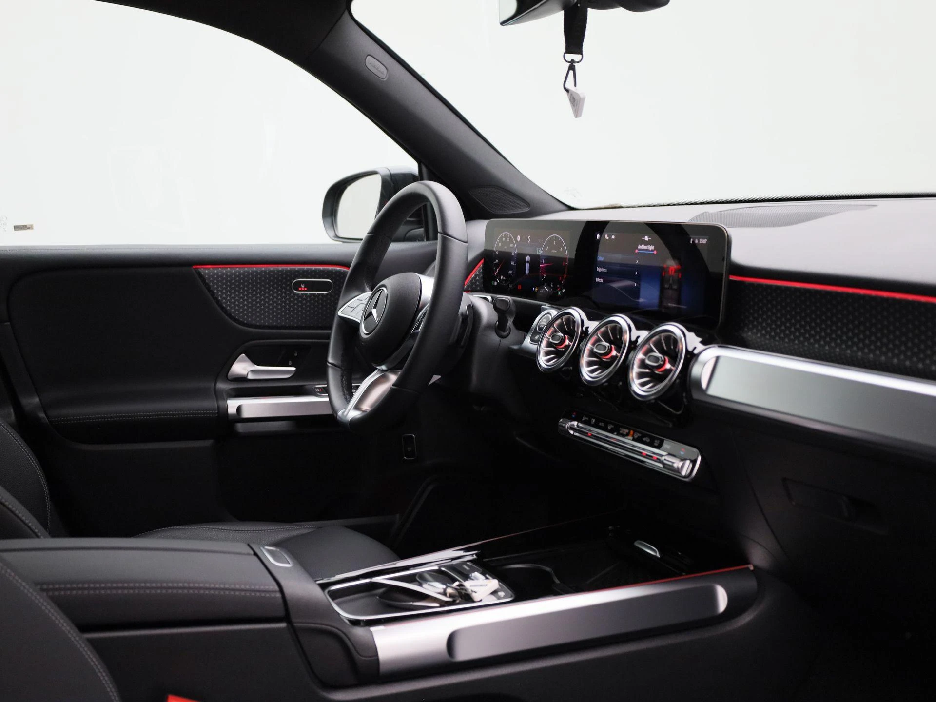 Mercedes-Benz-GLB-image-36