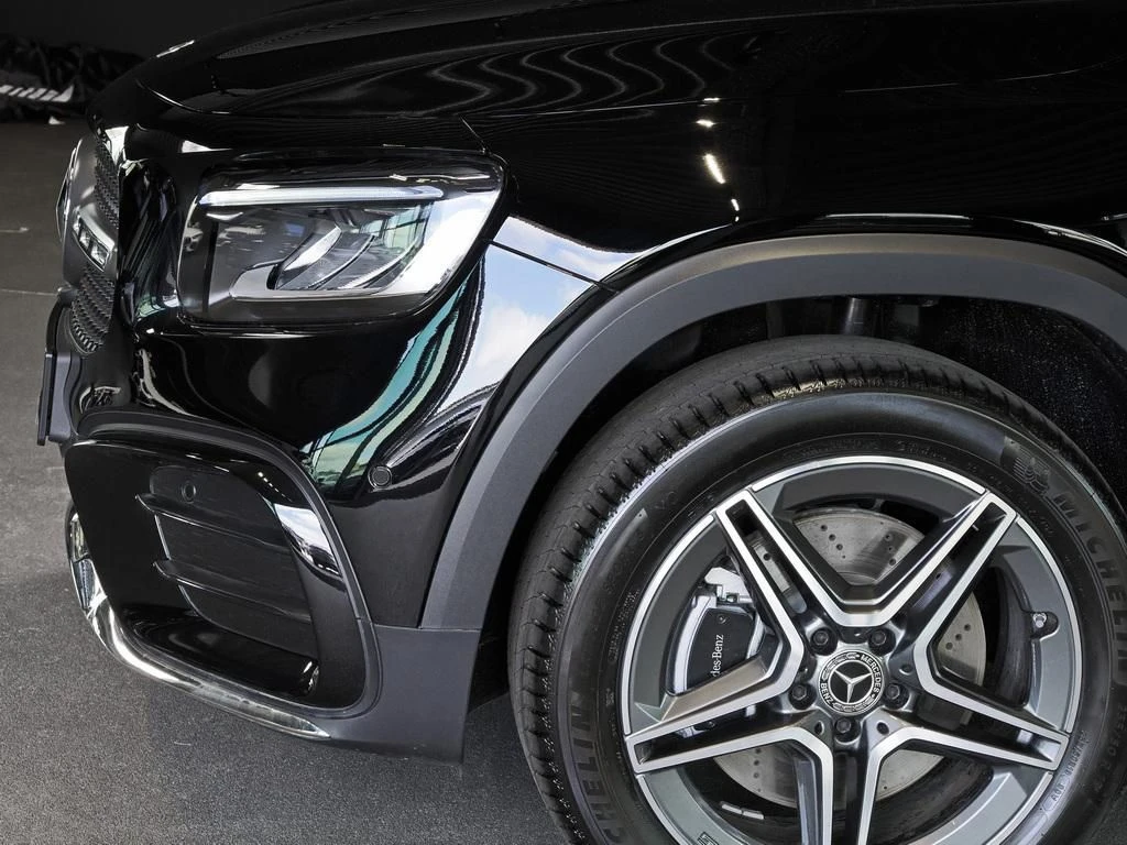 Mercedes-Benz-GLB 220 d-image-2