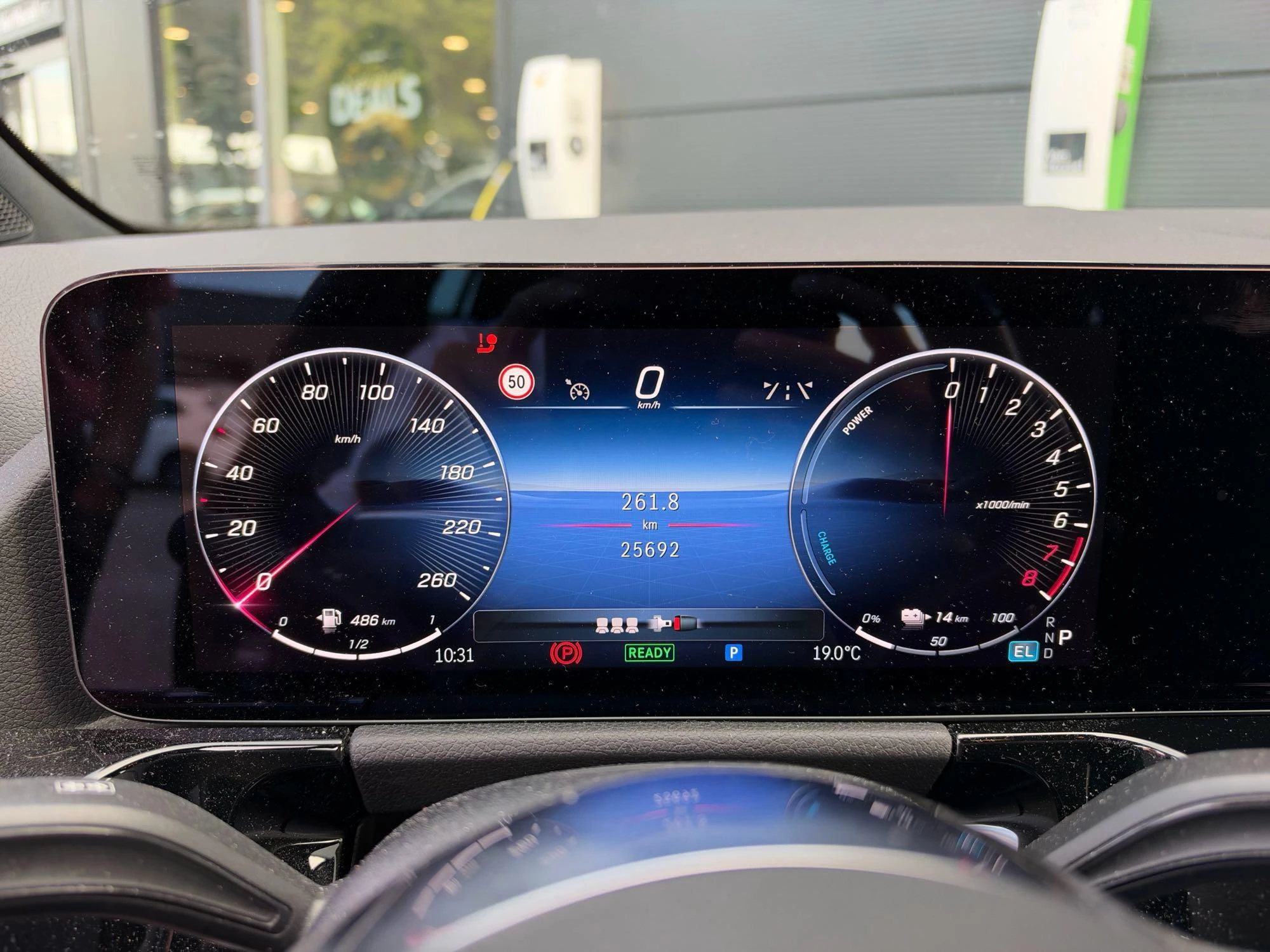 Mercedes-Benz-GLA-image-18