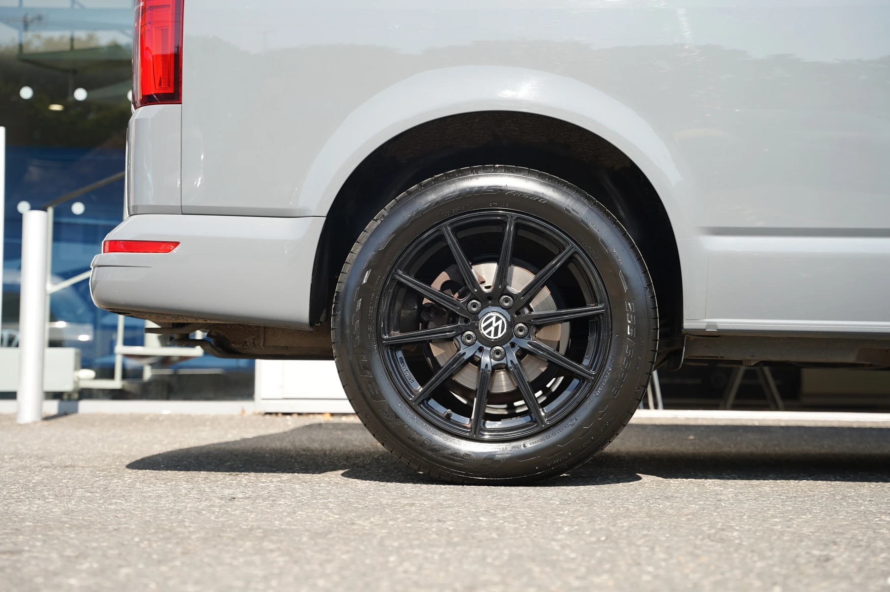 Volkswagen-Transporter-image-29