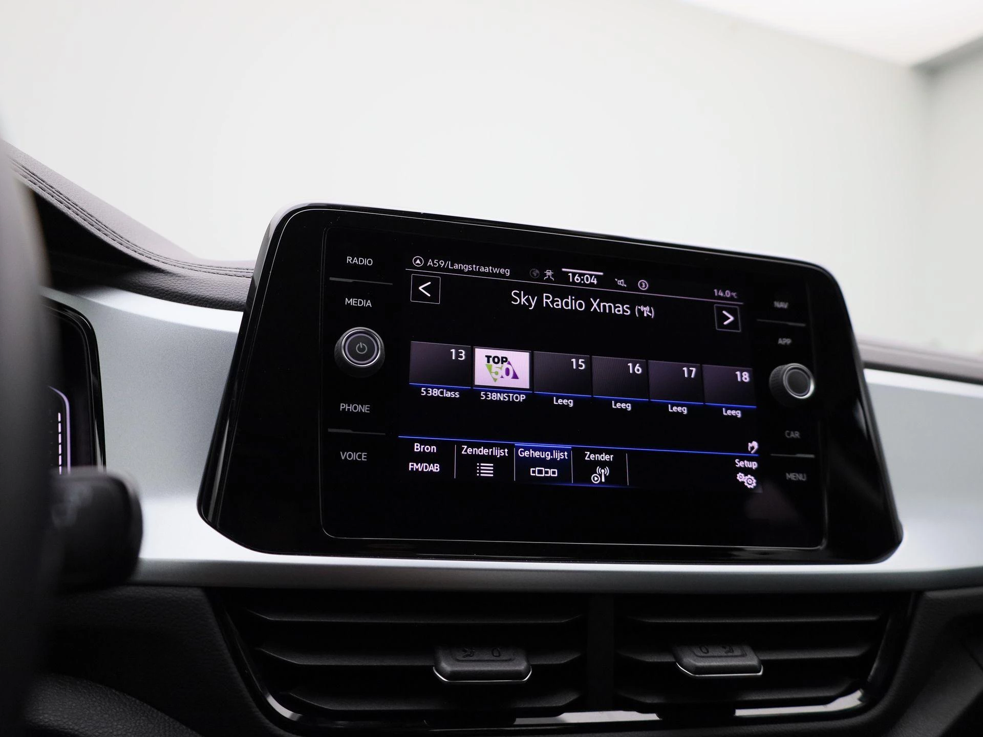 Volkswagen-T-Roc-image-24