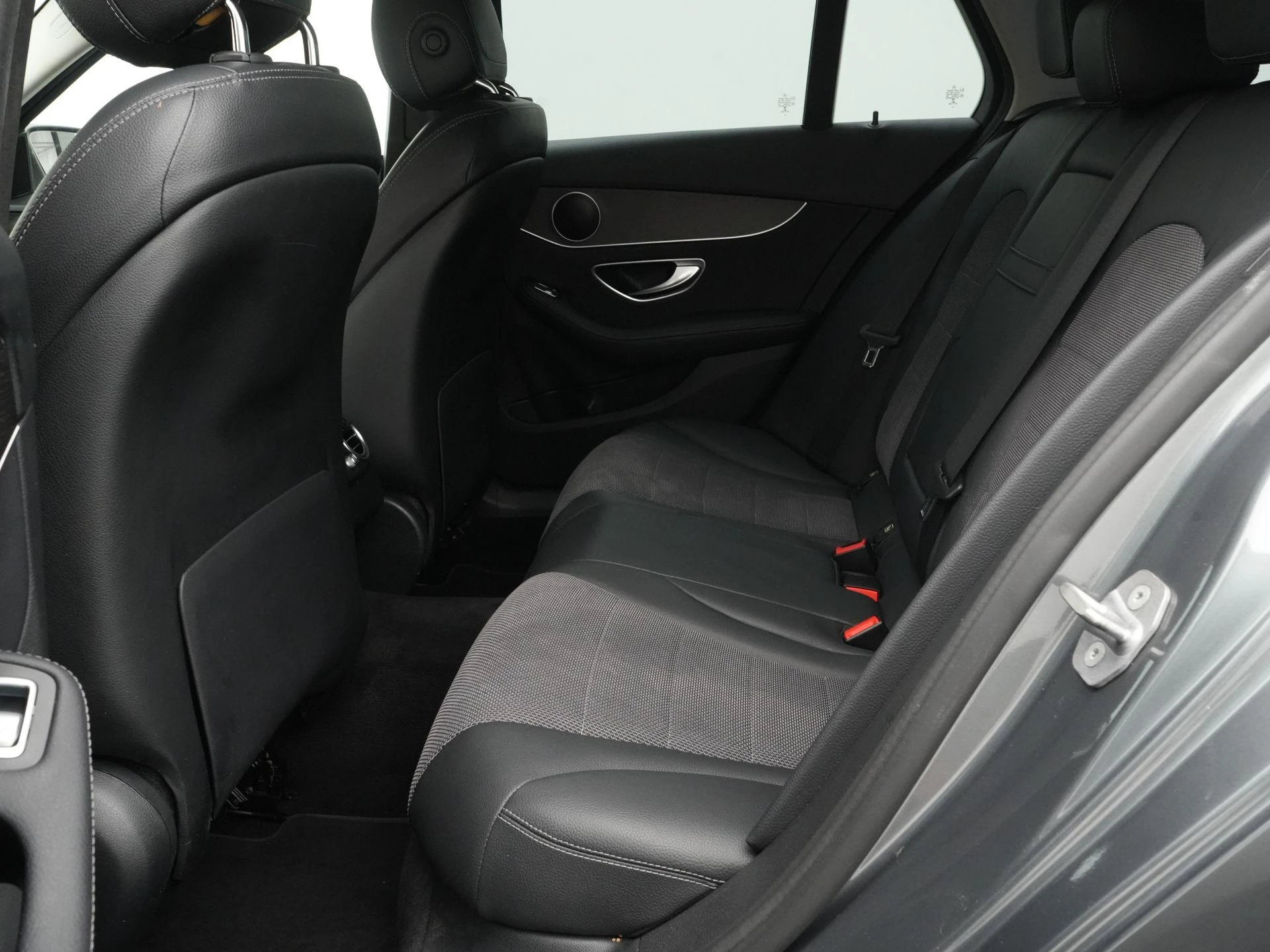 Mercedes-Benz-C-Klasse-image-9