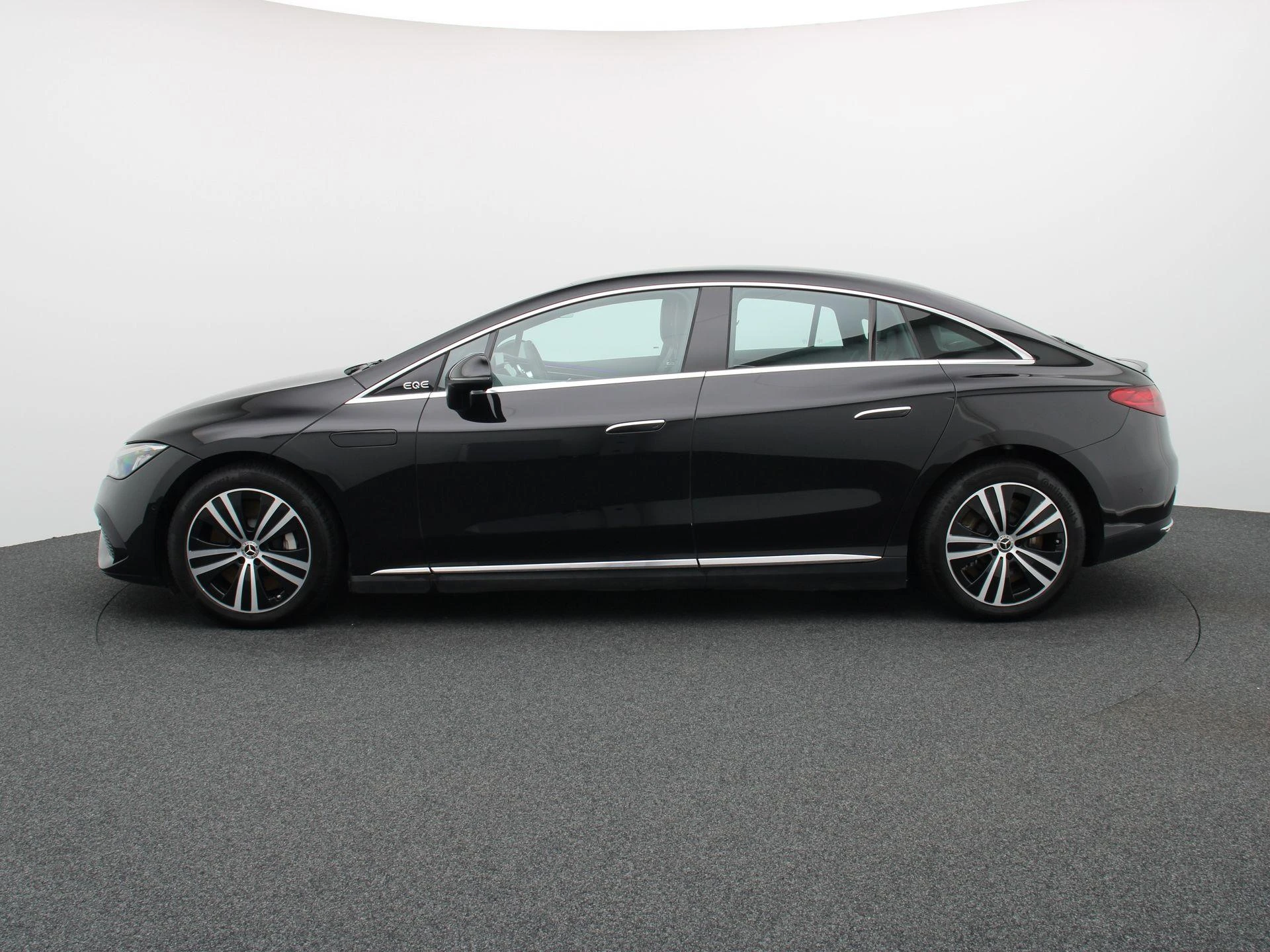 Mercedes-Benz-EQE-image-3