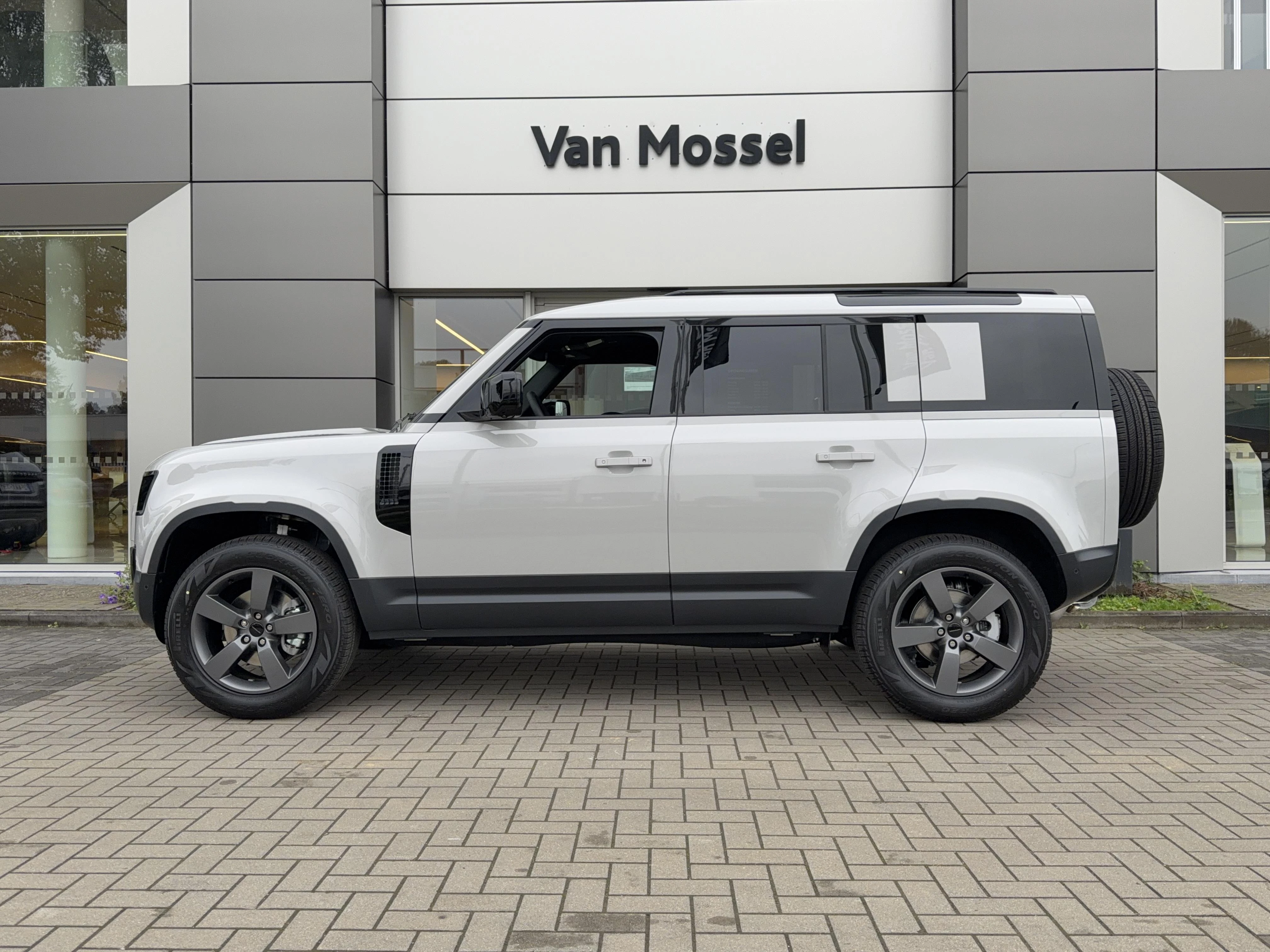 Land Rover-Defender-image-3