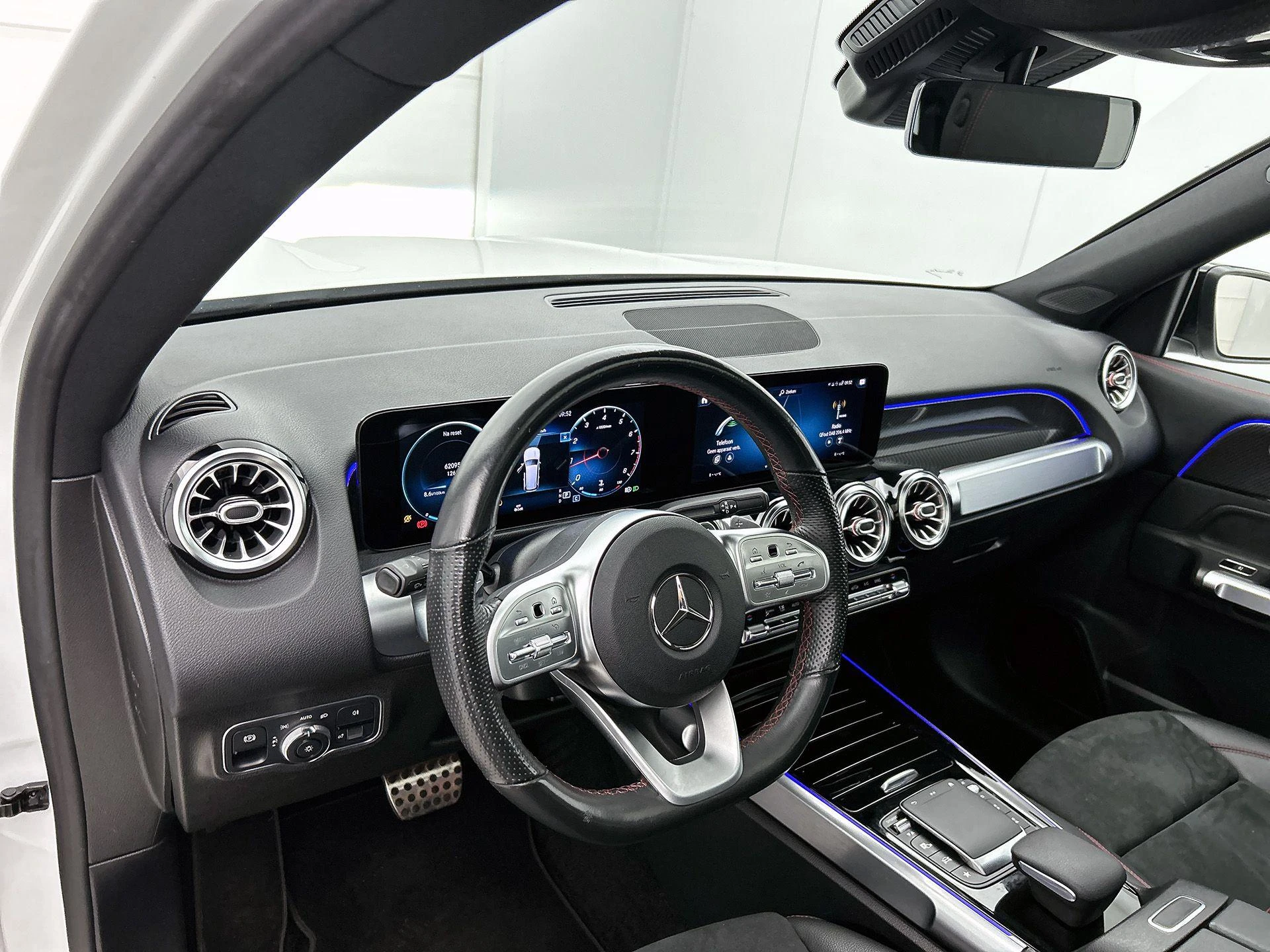 Mercedes-Benz-GLB-image-17
