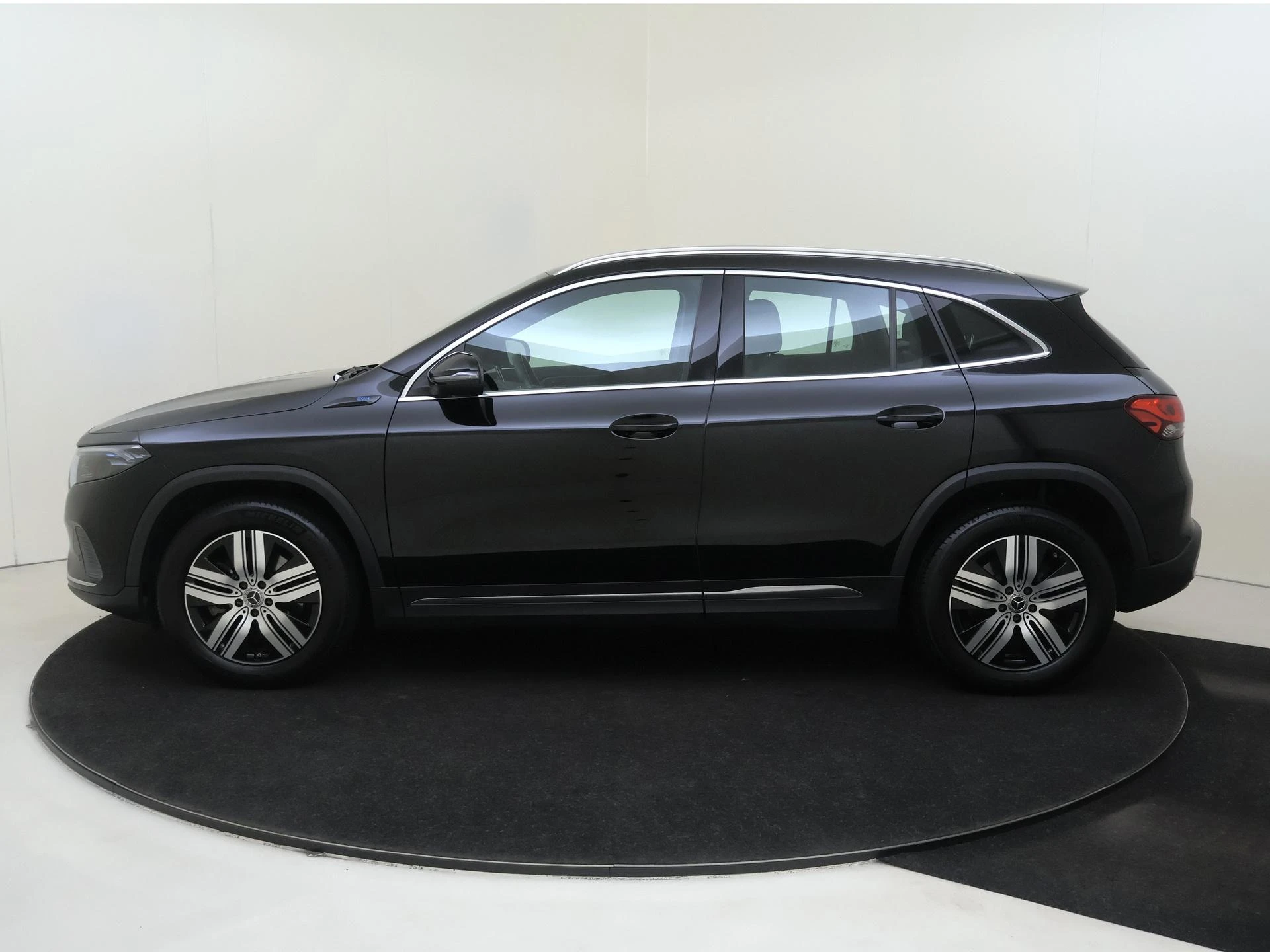 Mercedes-Benz-EQA-image-7