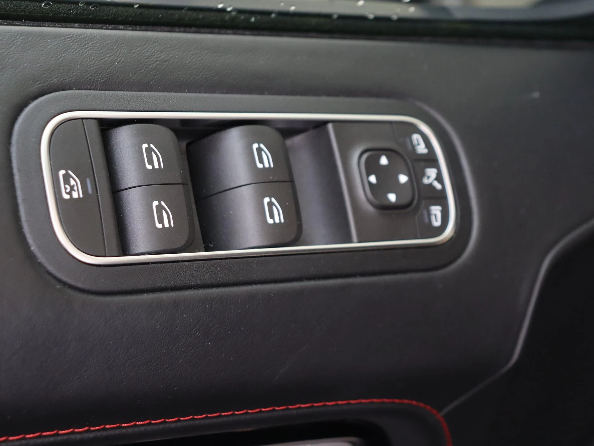 Mercedes-Benz-G-Klasse-image-35