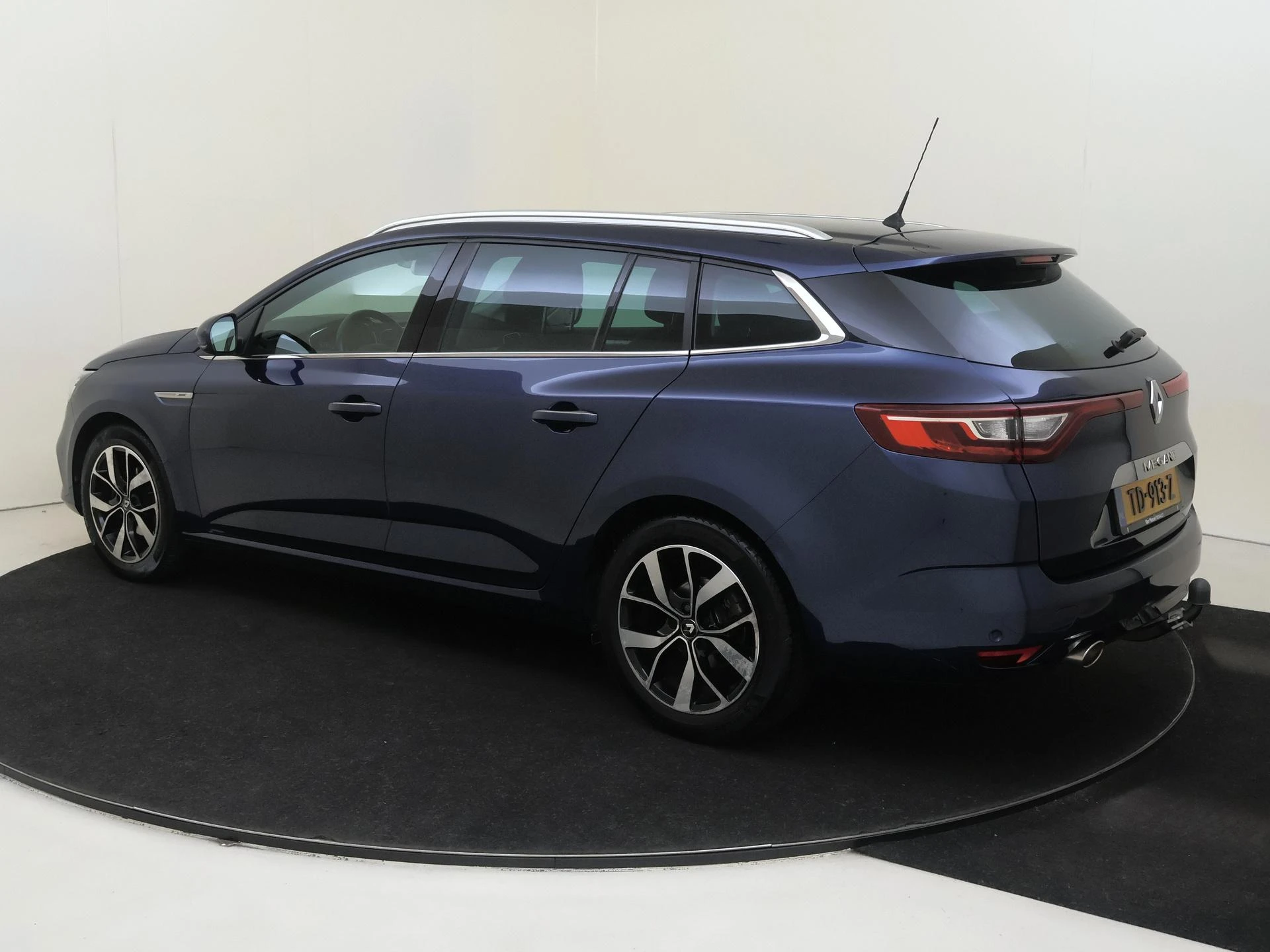 Renault-Mégane Estate-image-4