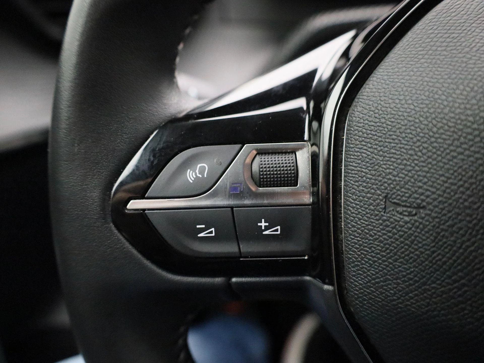 Peugeot-e-208-image-22