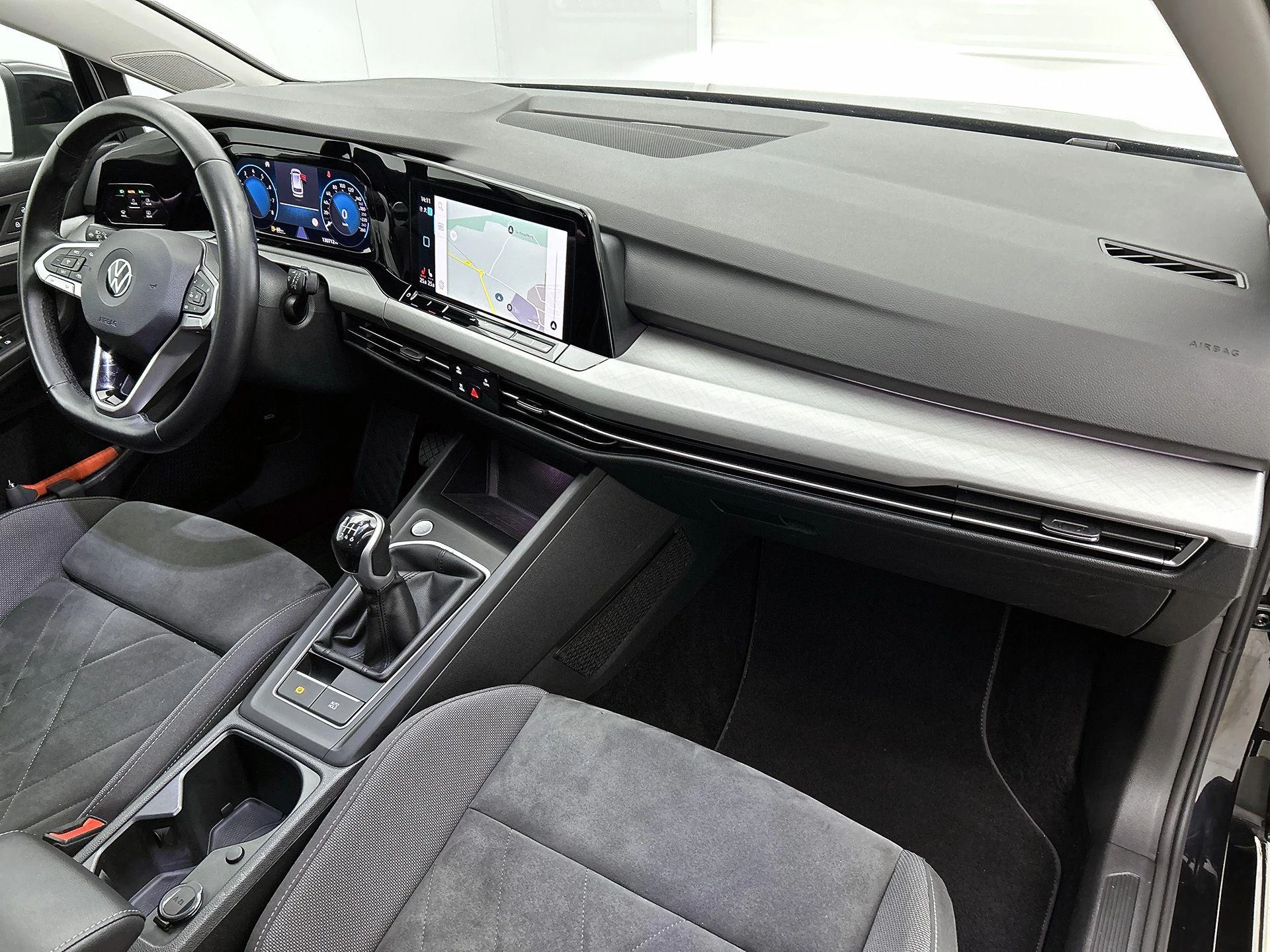 Volkswagen-Golf-image-21