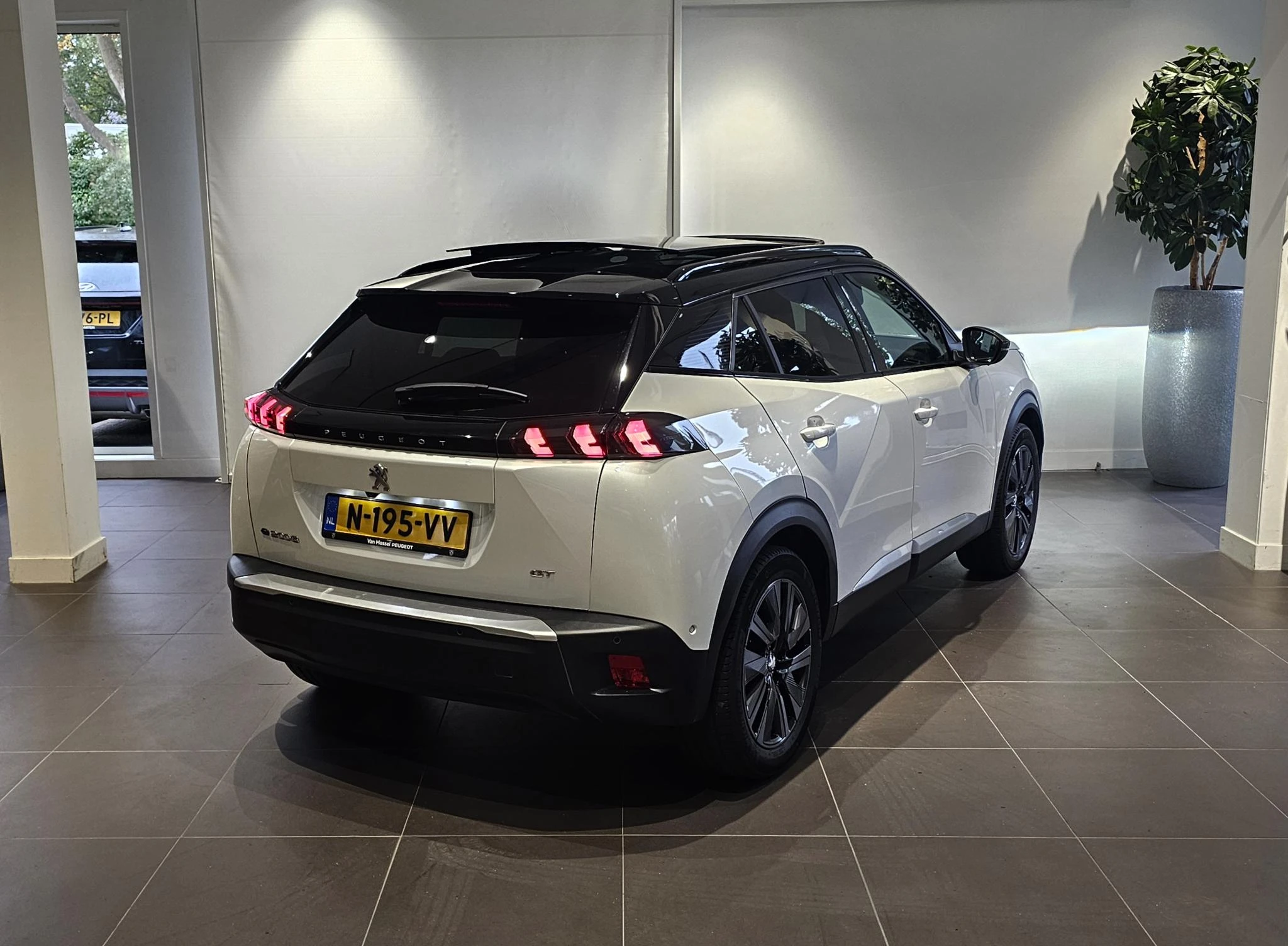 Peugeot-e-2008-image-4