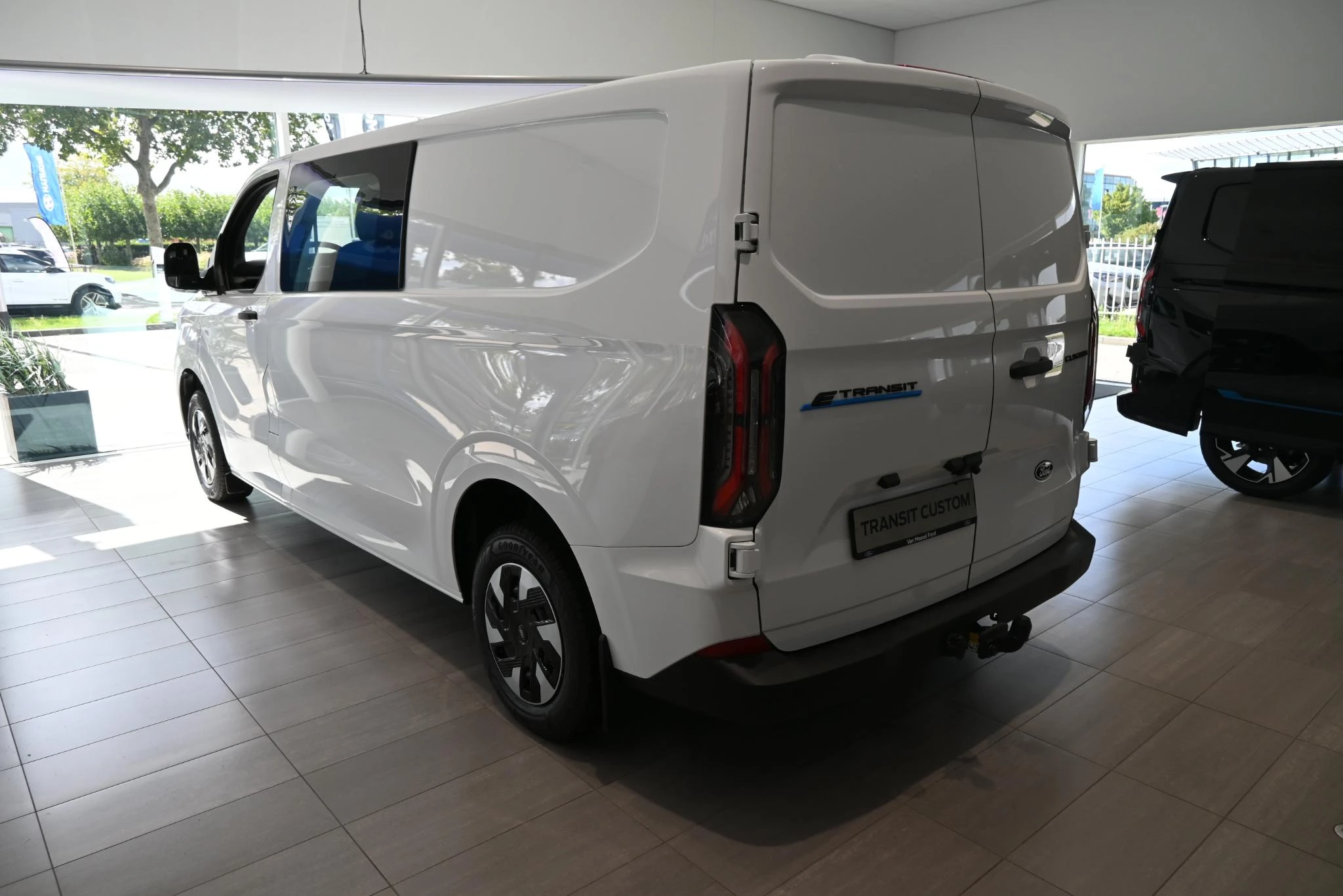 Ford-E-Transit Custom-image-3