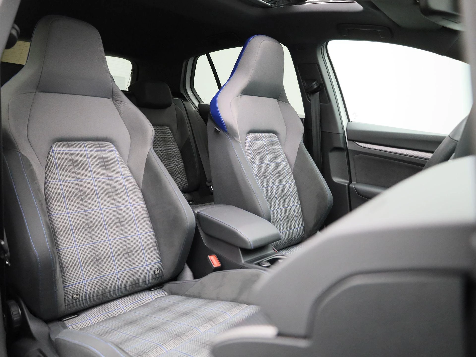 Volkswagen-Golf-image-43