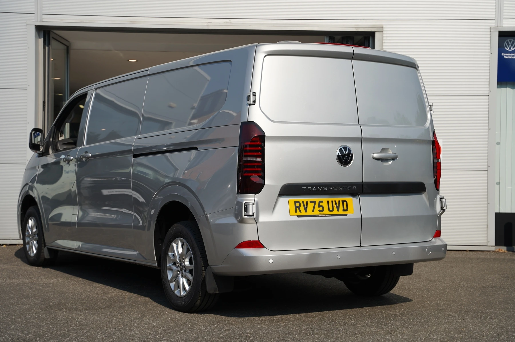 Volkswagen-Transporter-image-2