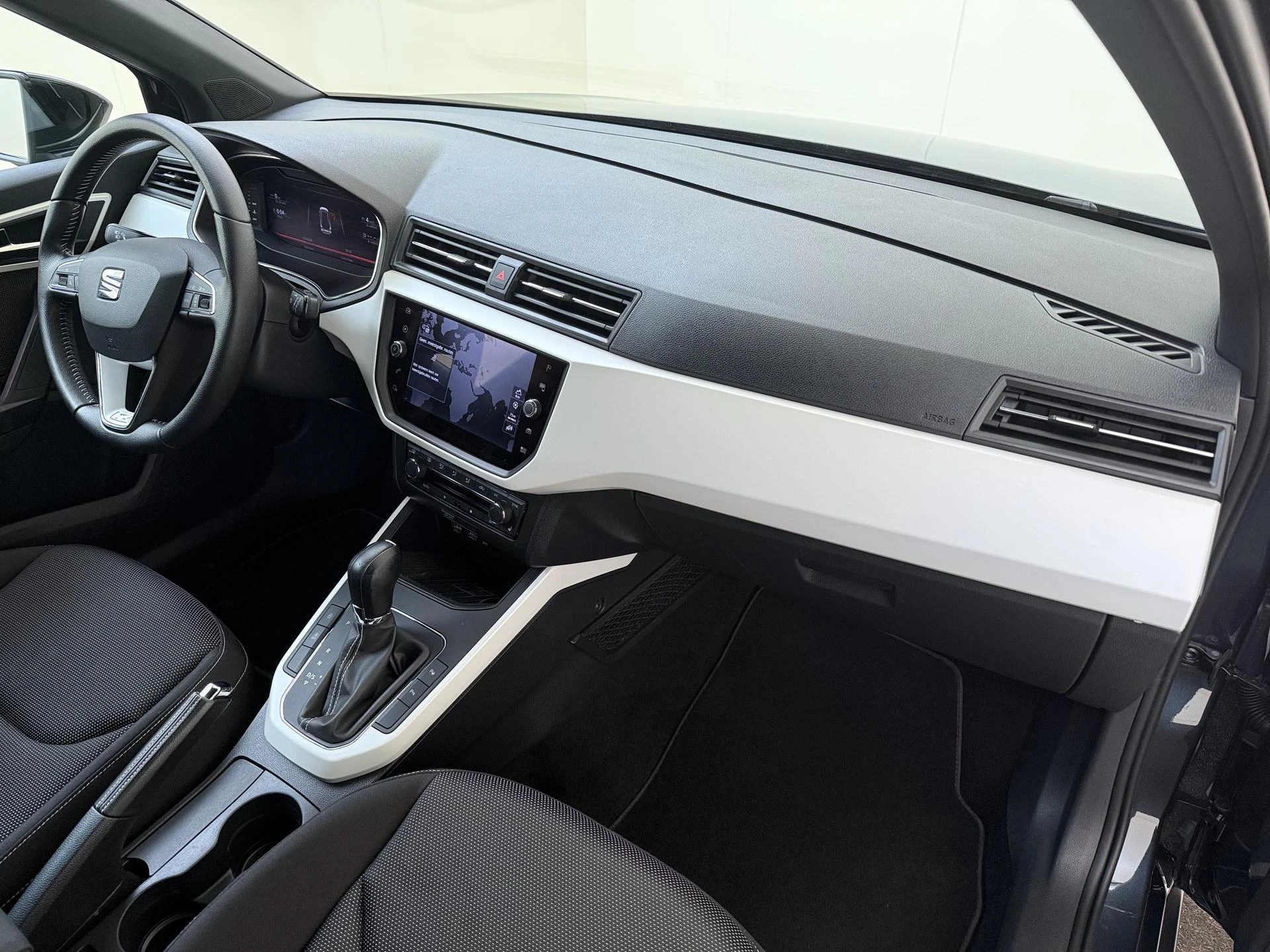 SEAT-Arona-image-4