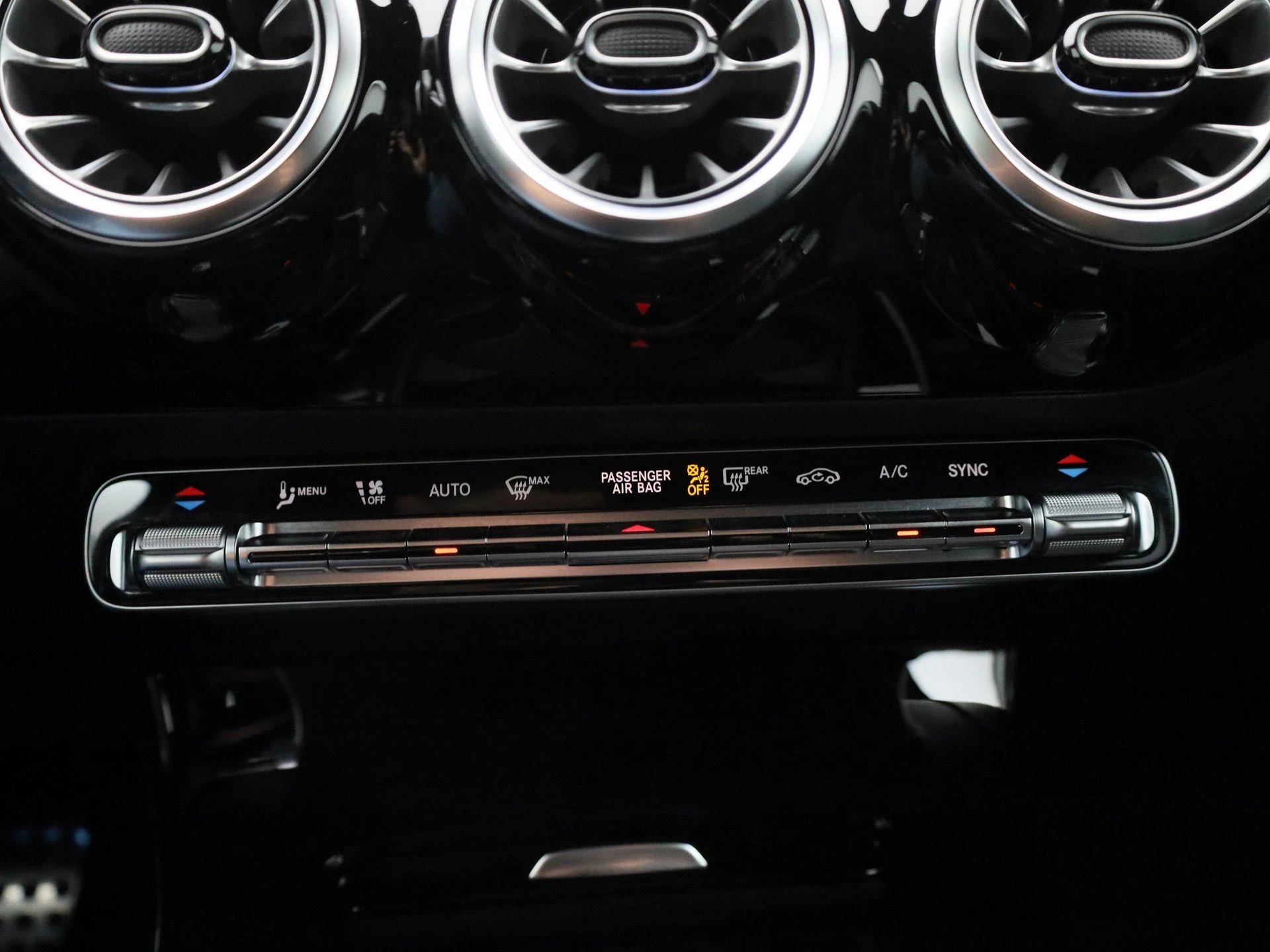 Mercedes-Benz-CLA-image-16