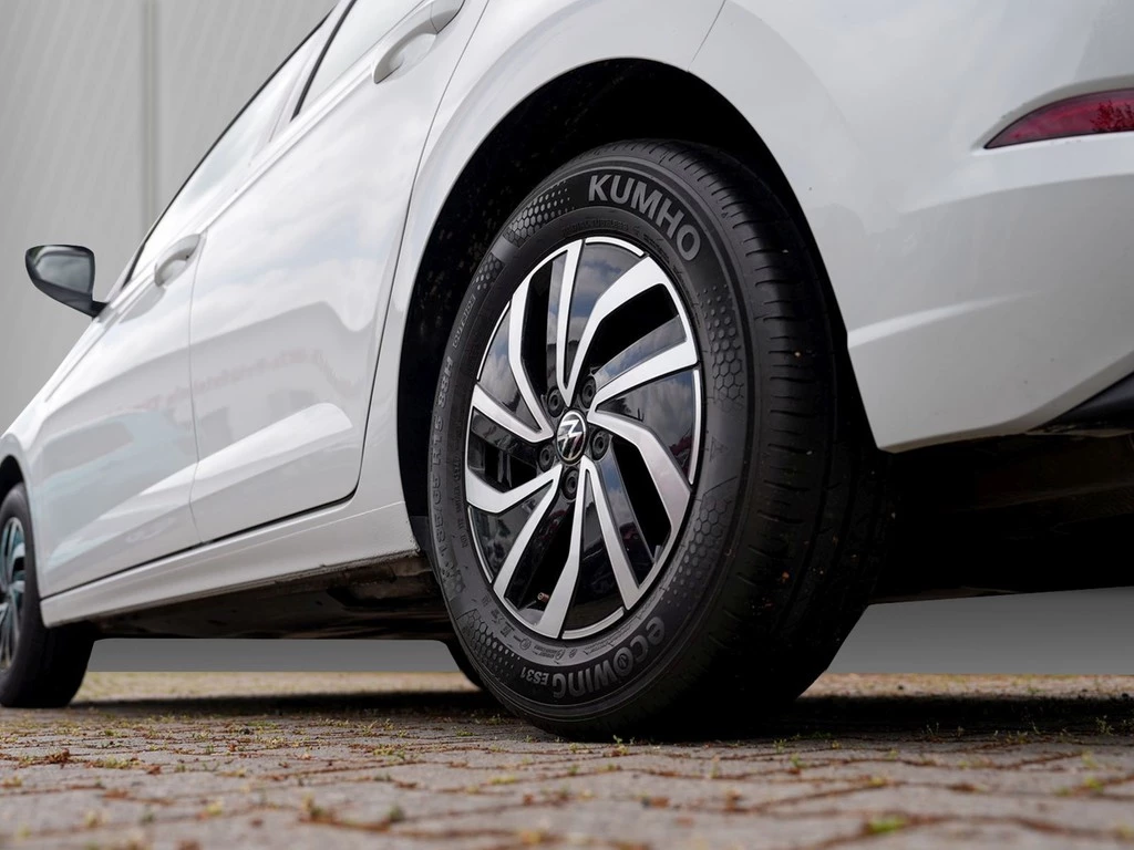 Volkswagen-Polo-image-4