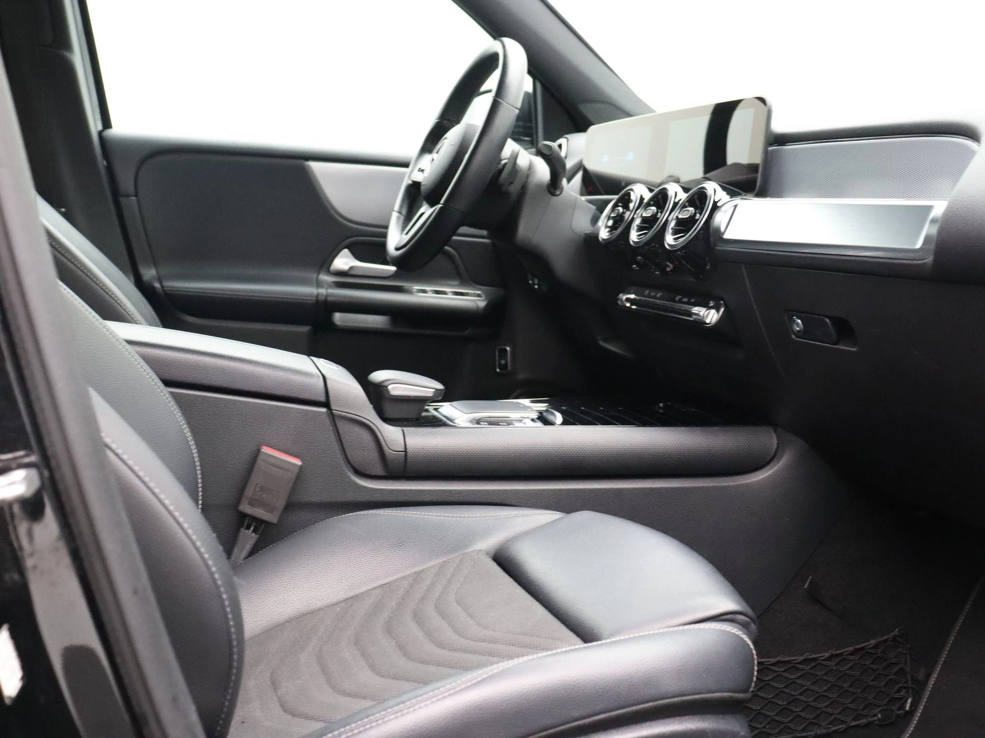 Mercedes-Benz GLB 200 Business Solution + CARPLAY + LED + CAMERA +