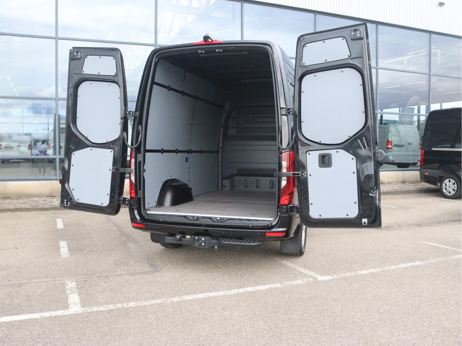 Mercedes-Benz-Sprinter-image-2
