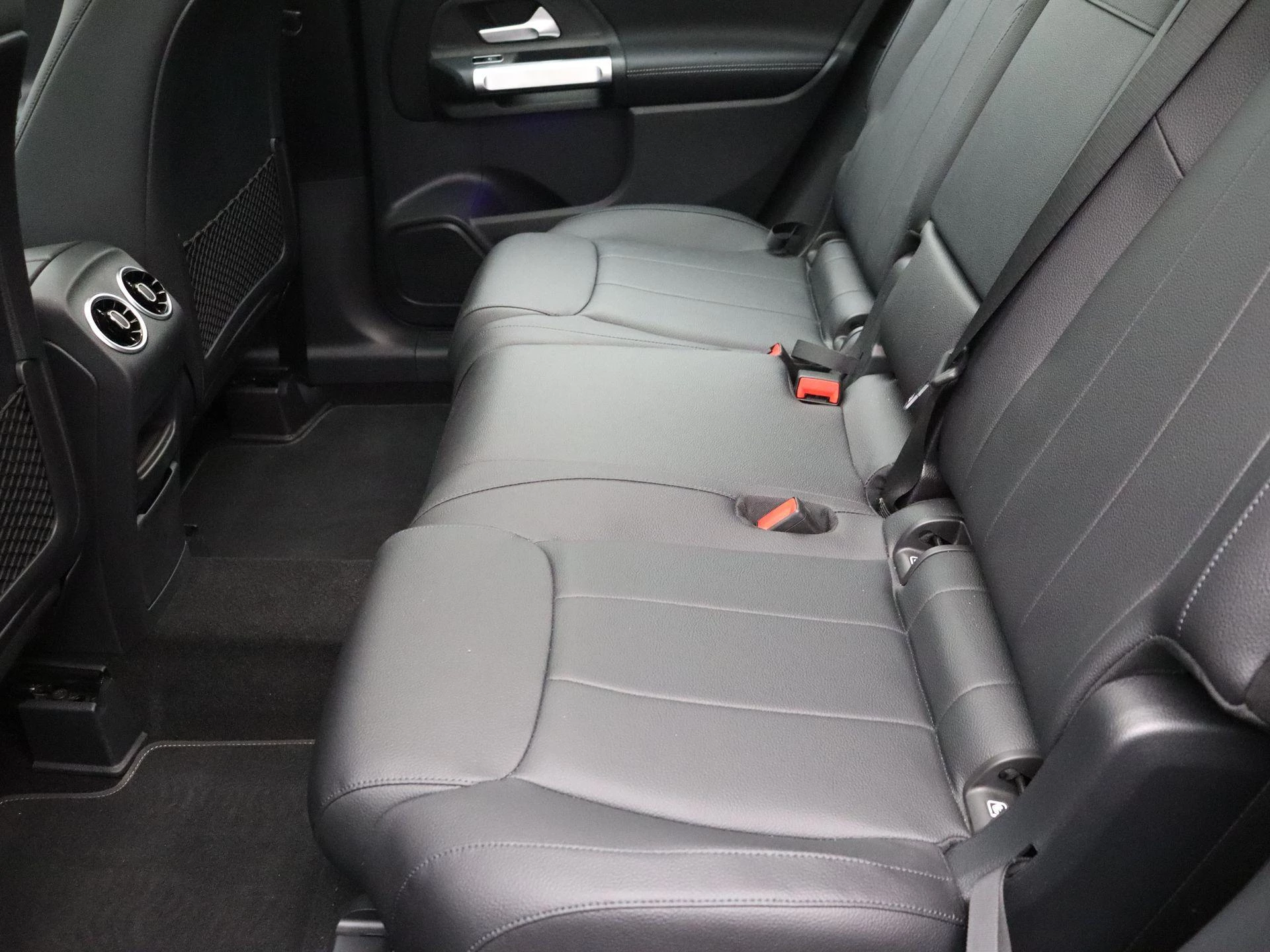 Mercedes-Benz GLB 180 d Business Solution + MULTIBEAM LED + PANO DAK + CARPLAY + LEDER +