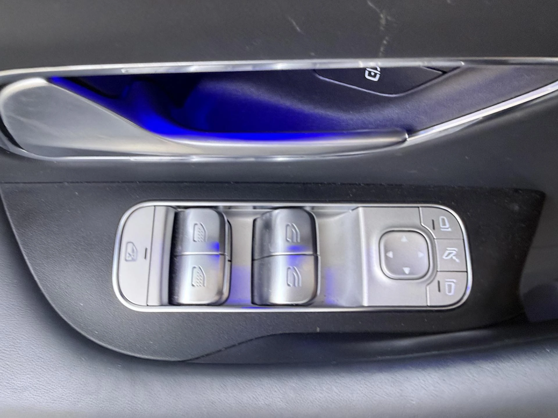 Mercedes-Benz-GLS-image-26