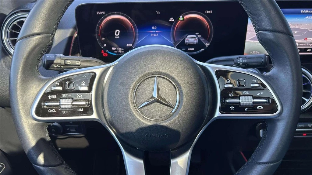 Mercedes-Benz-EQB-image-14