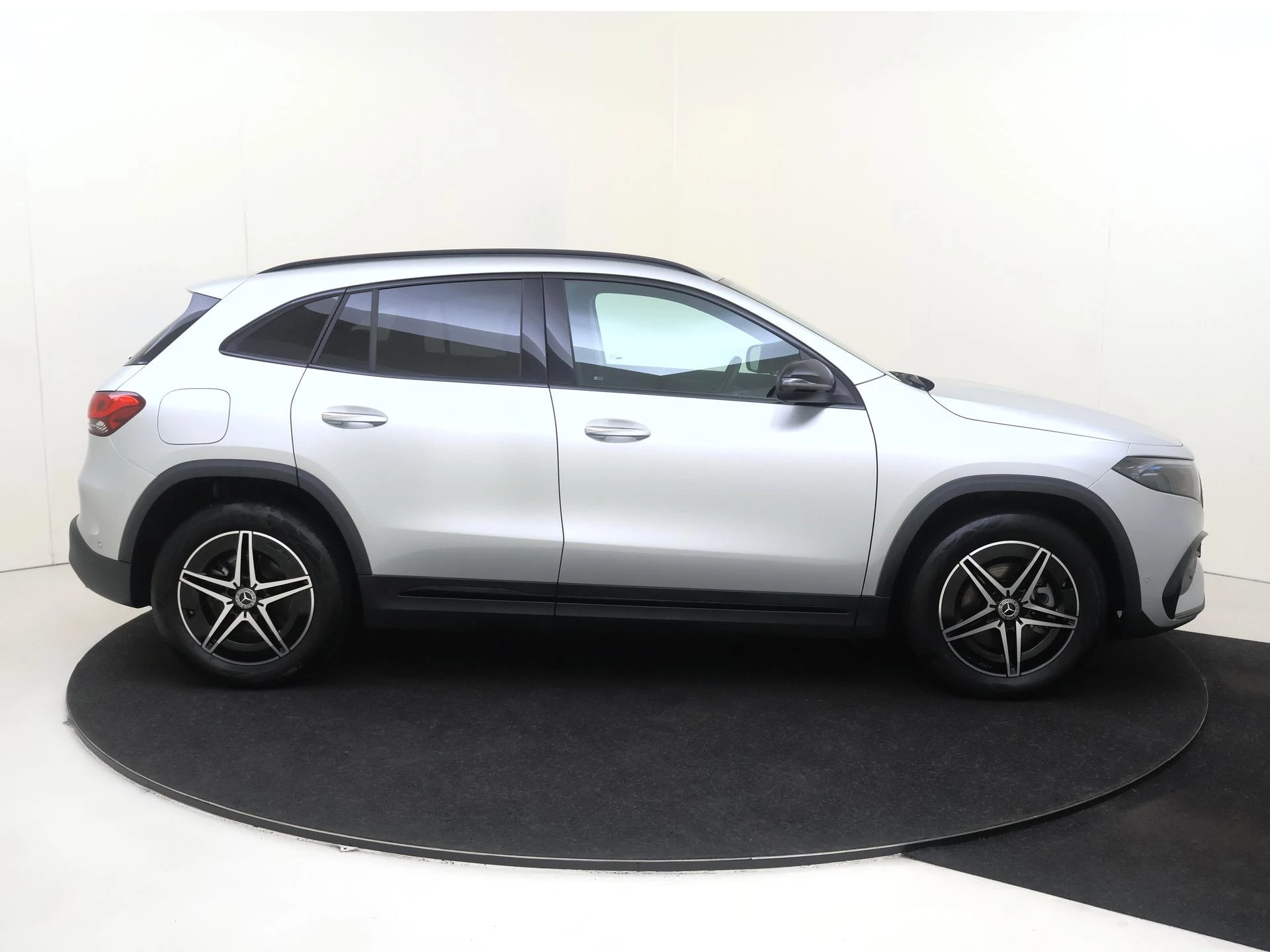 Mercedes-Benz-EQA-image-7