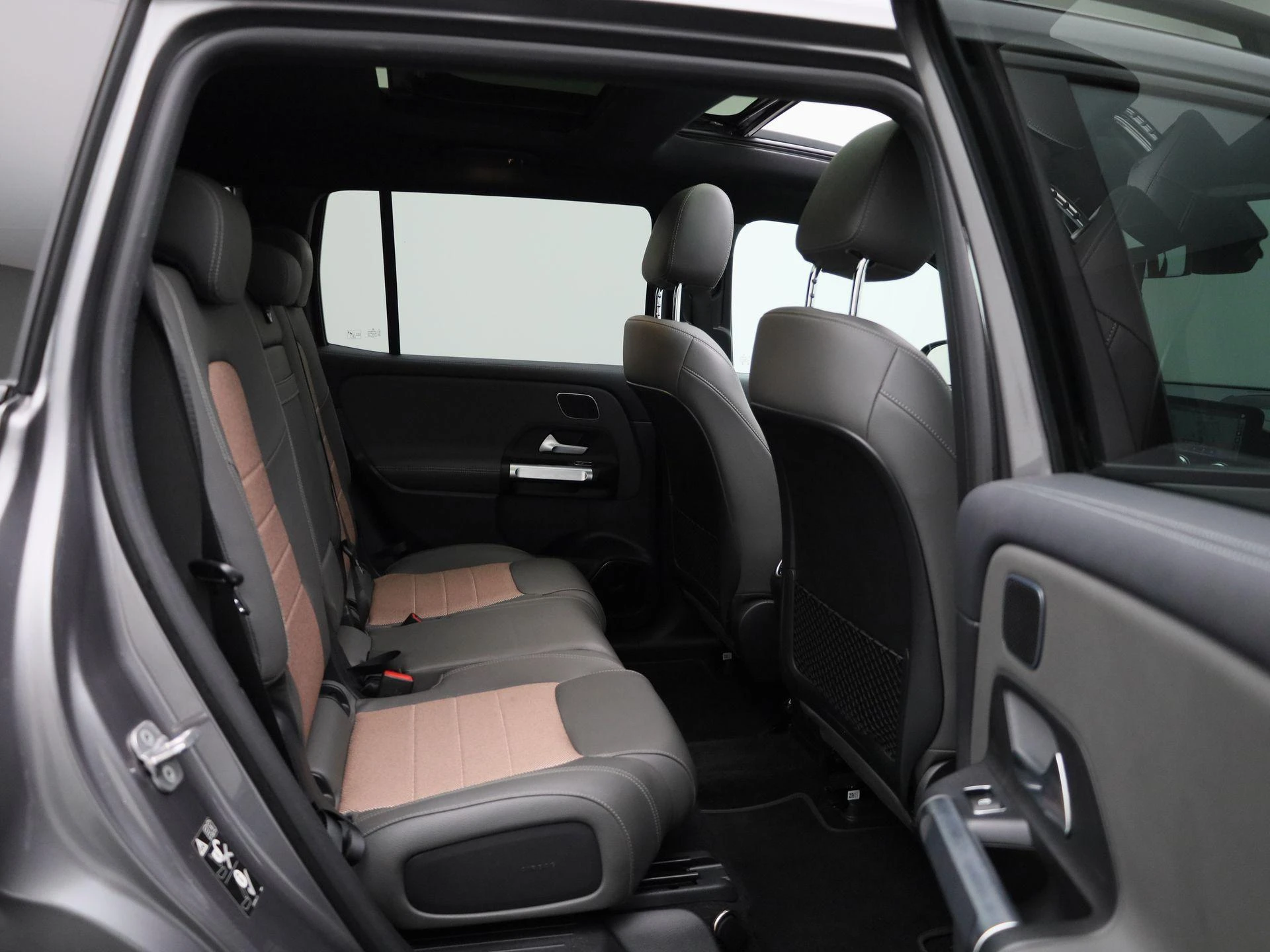 Mercedes-Benz-EQB-image-42