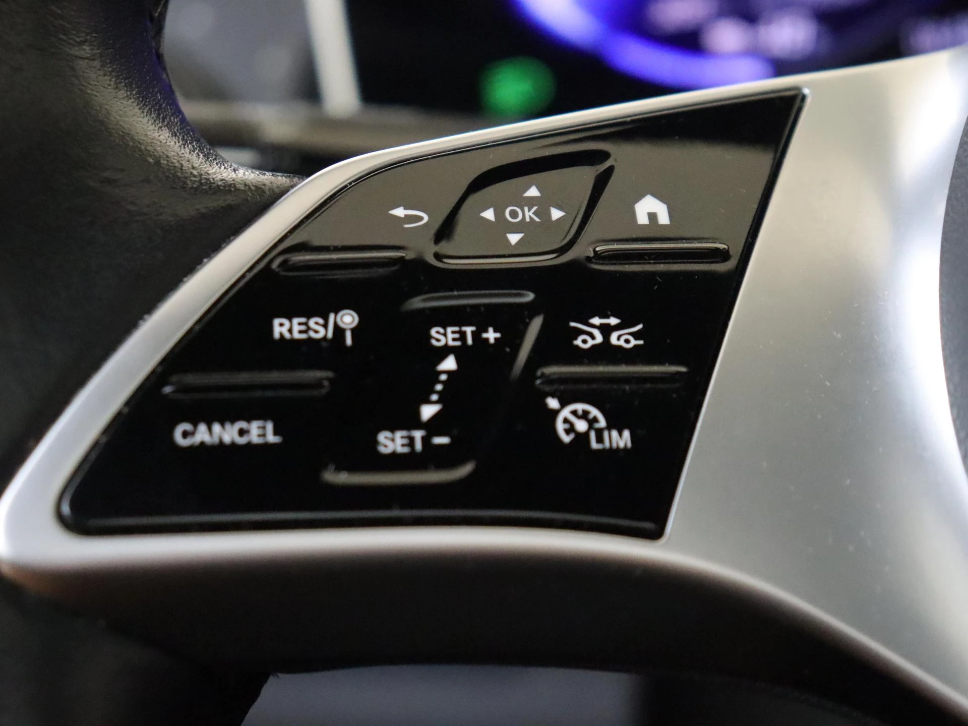 Mercedes-Benz-EQE-image-11