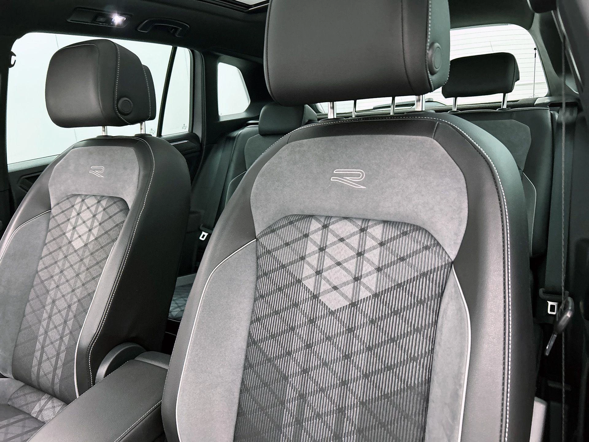 Volkswagen-Tiguan-image-12