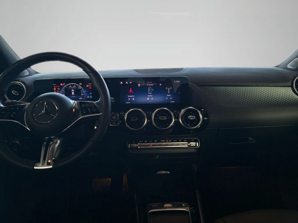 Mercedes-Benz-GLA 200 d-image-11