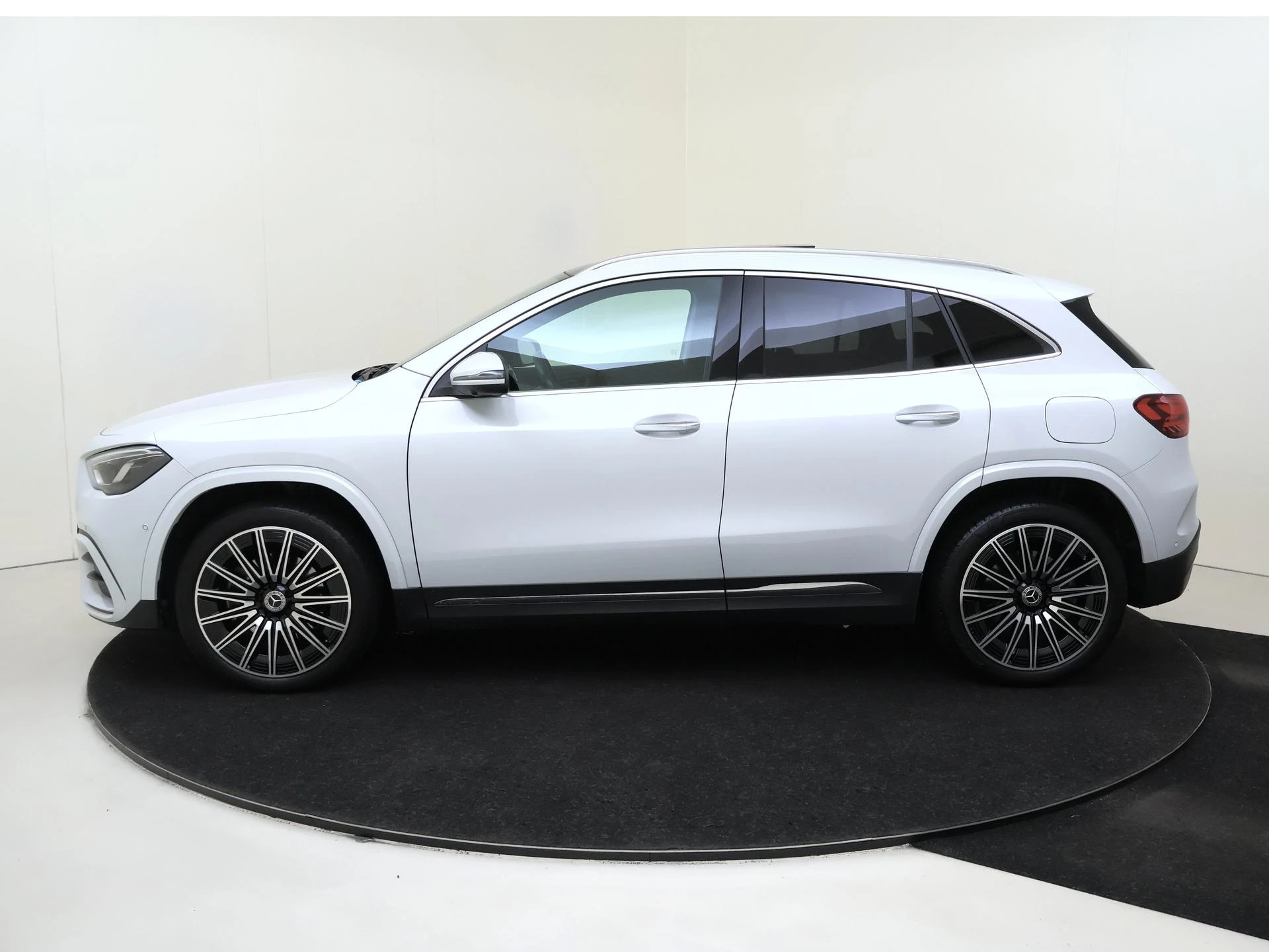 Mercedes-Benz-GLA-image-7