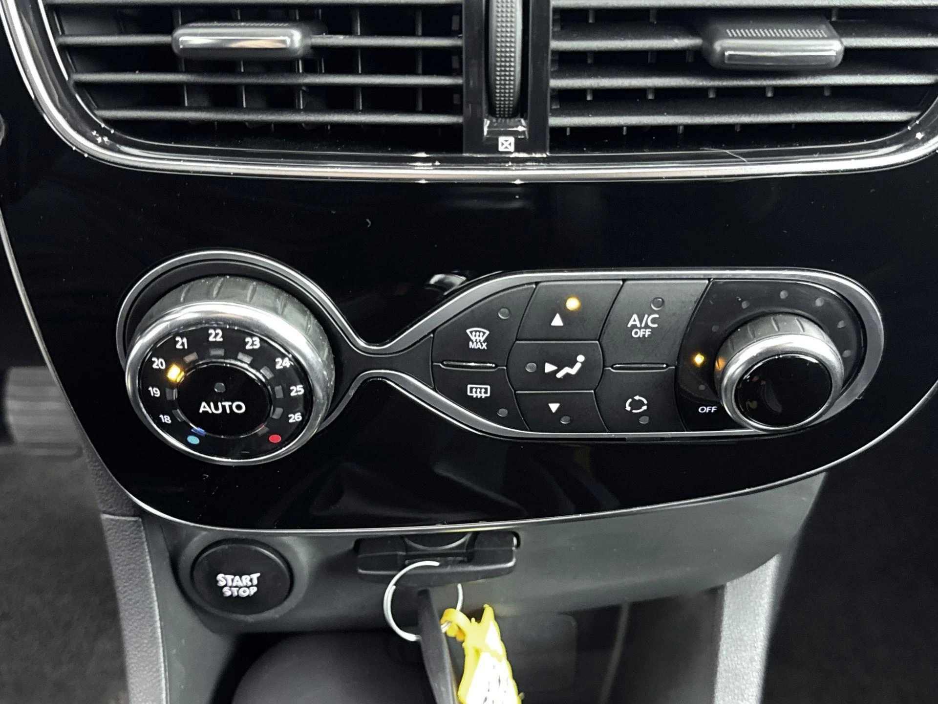 Renault-Clio-image-18