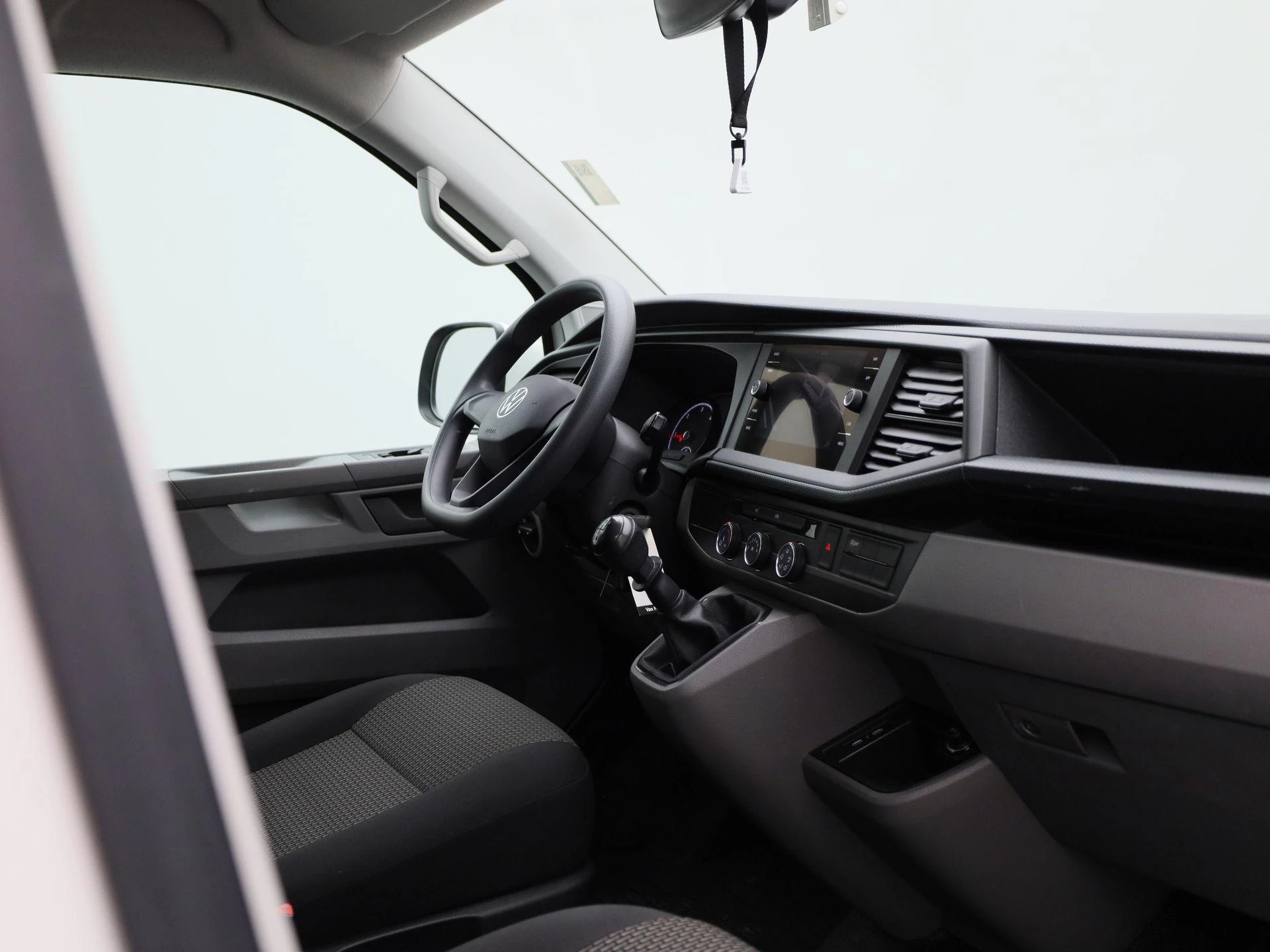 Volkswagen-Transporter-image-30