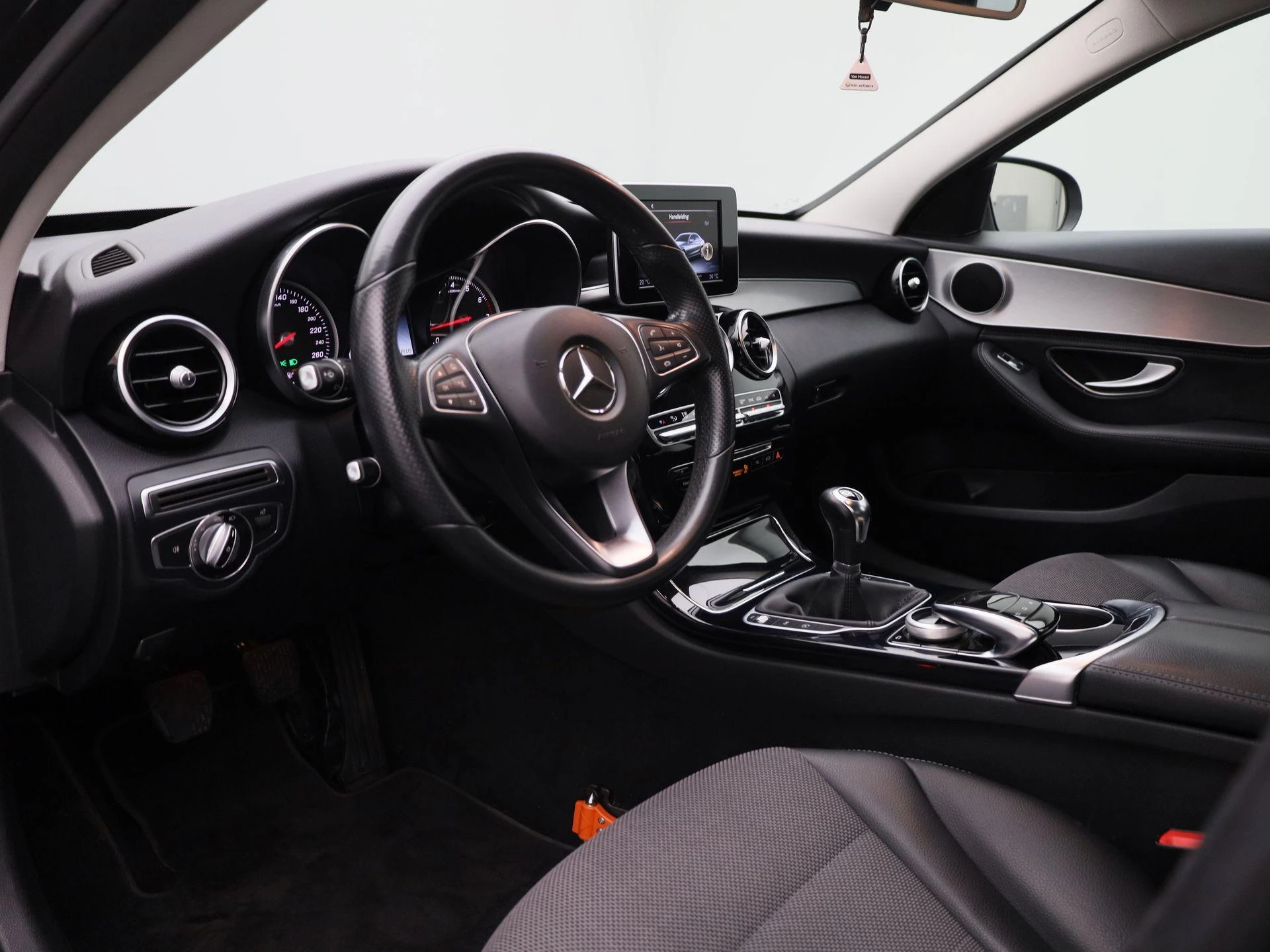 Mercedes-Benz-C-Klasse-image-27