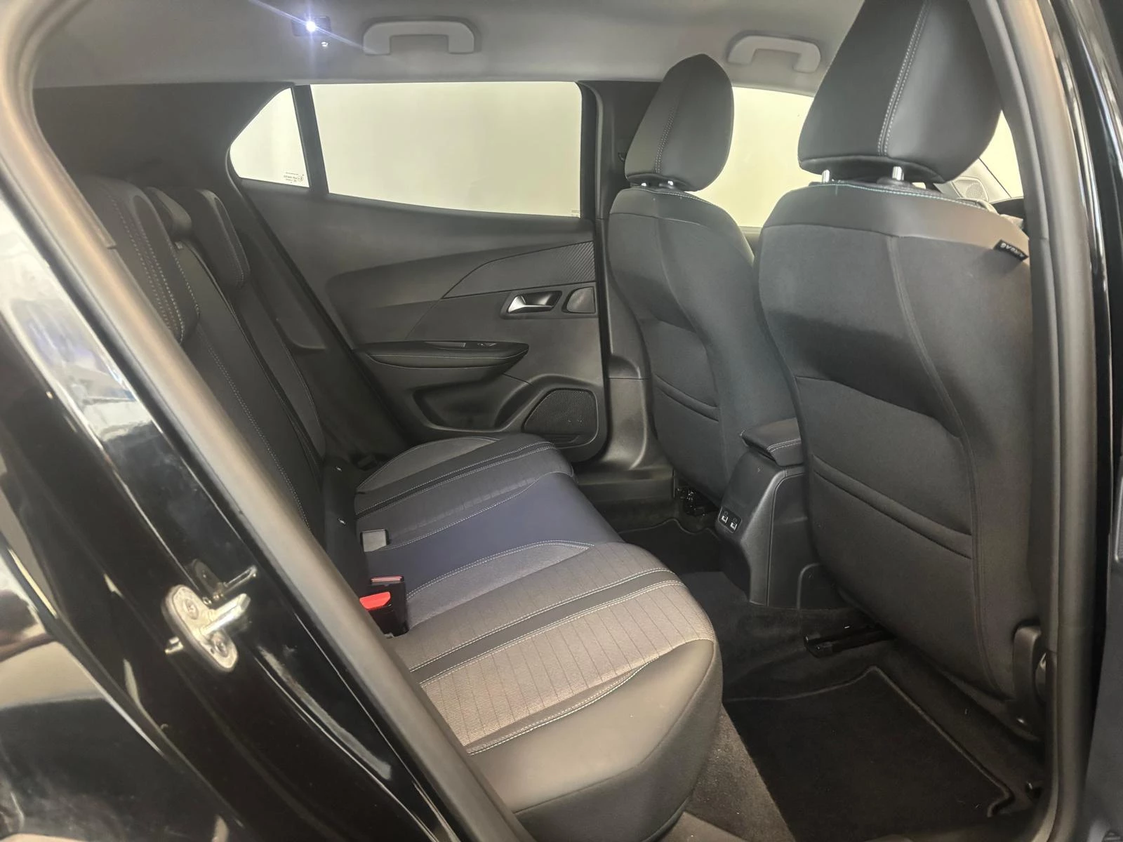 Peugeot-e-2008-image-7