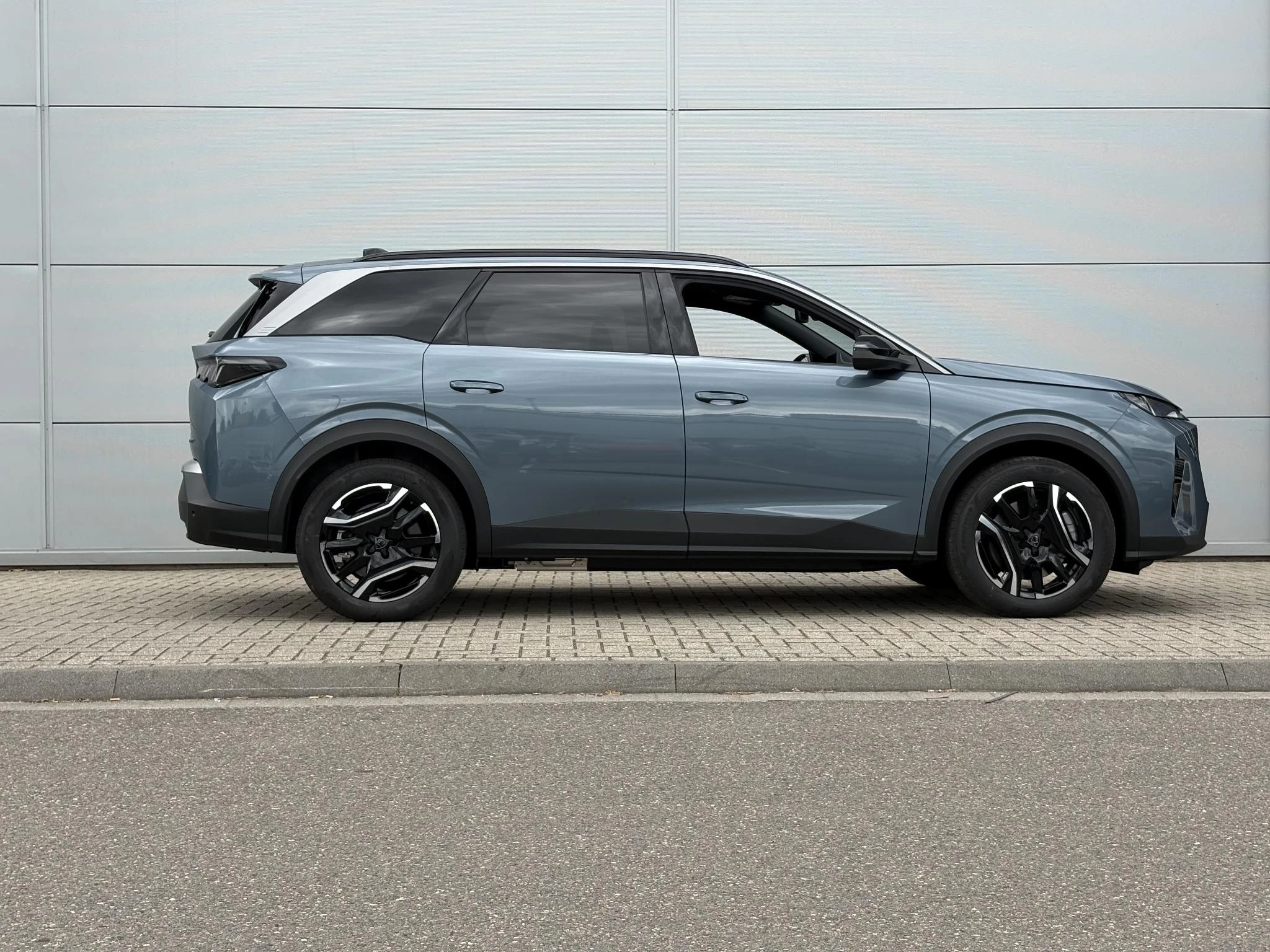 Peugeot-e-5008-image-6