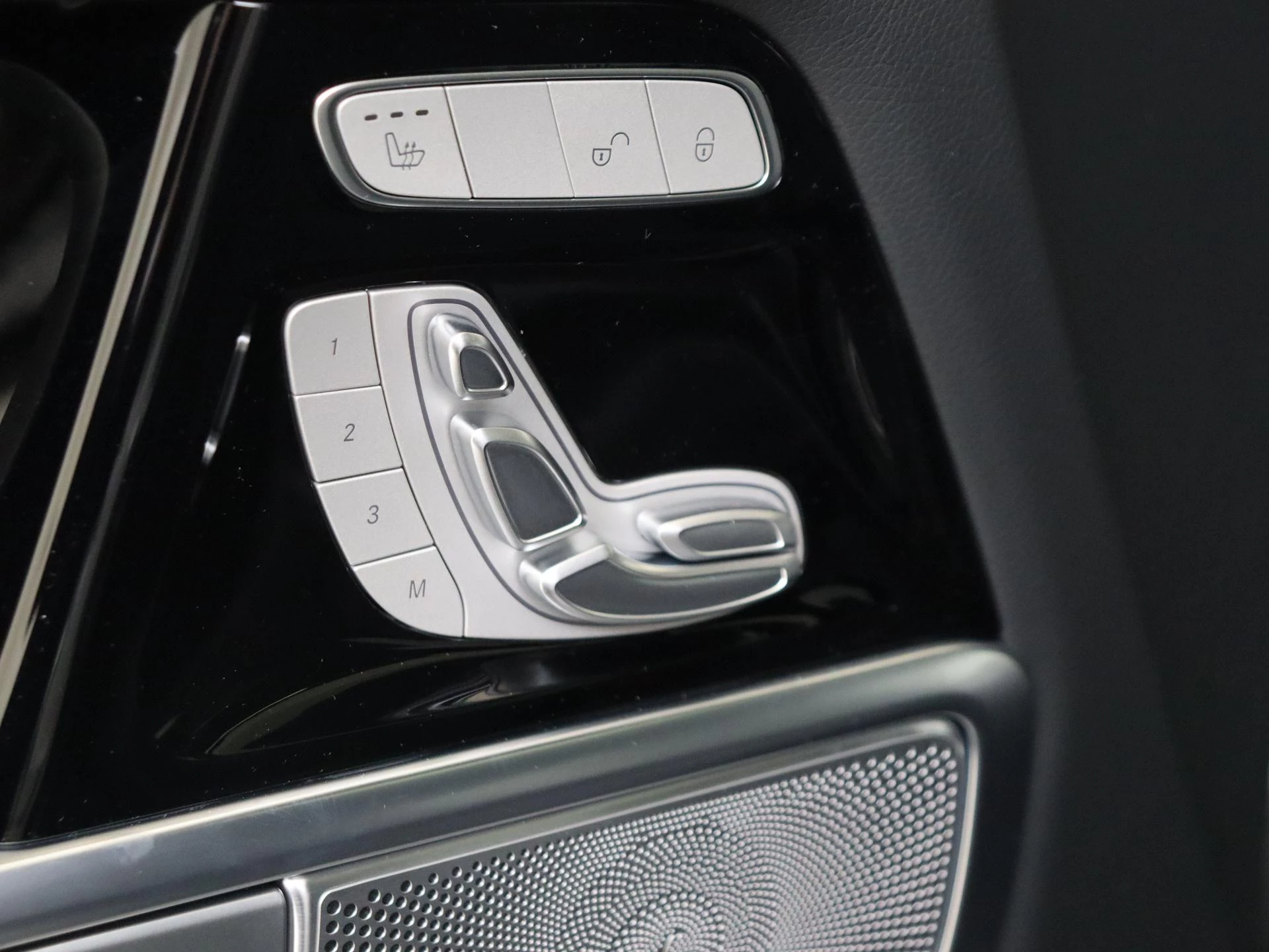 Mercedes-Benz-G-Klasse-image-26